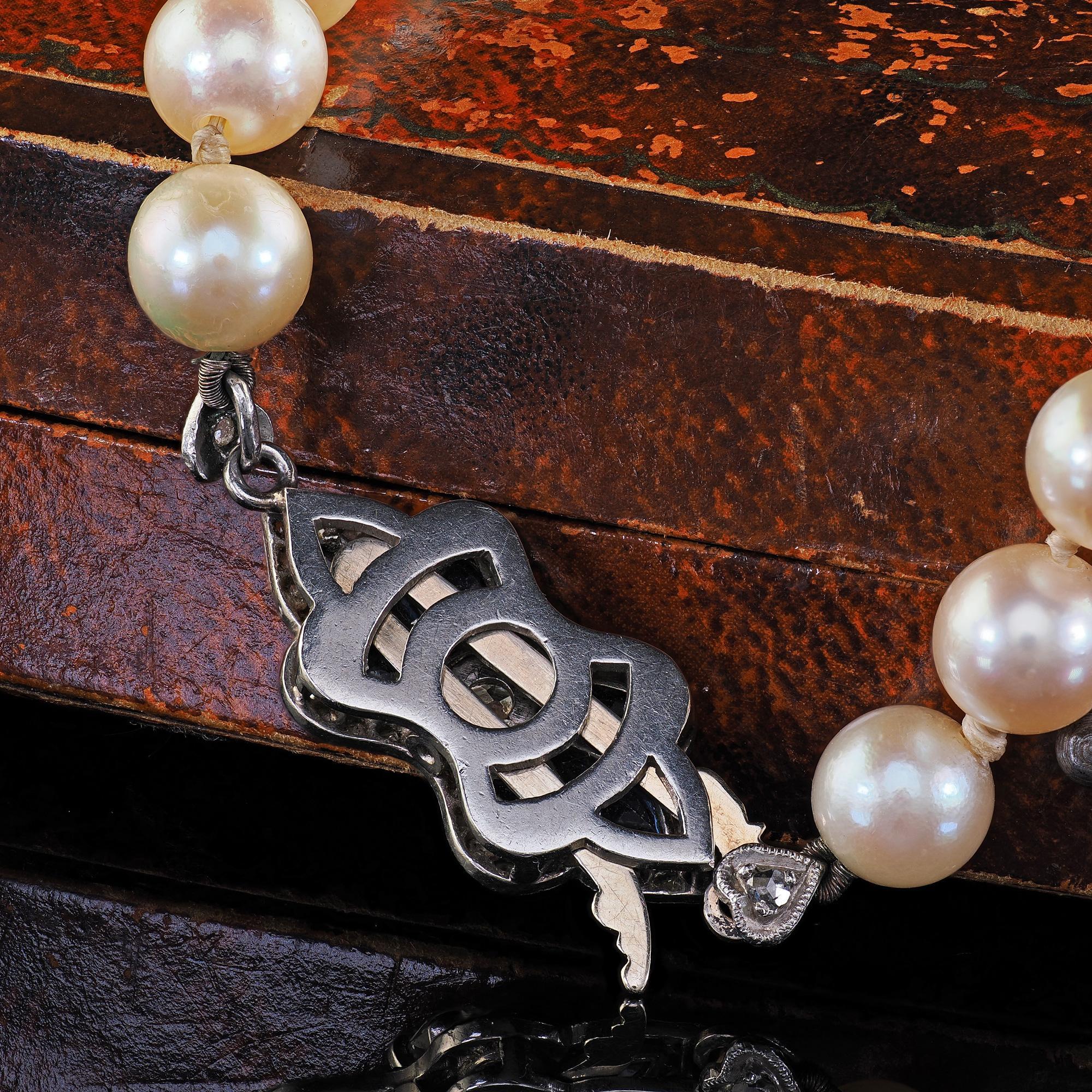 Collana antica Art Deco in platino e oro 18 carati con diamanti Old Mine e zaffiri e perle In condizioni buone in vendita a Great Neck, NY
