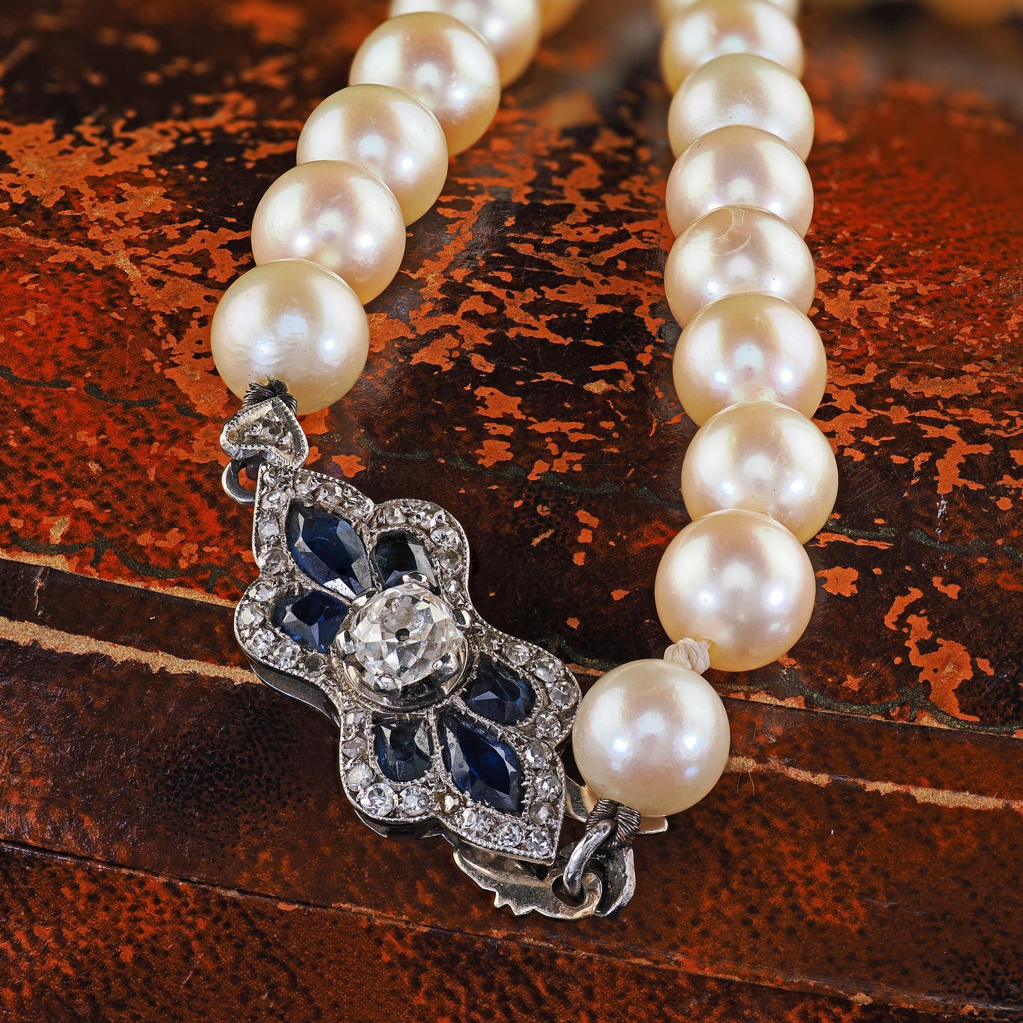 Collana antica Art Deco in platino e oro 18 carati con diamanti Old Mine e zaffiri e perle in vendita 1
