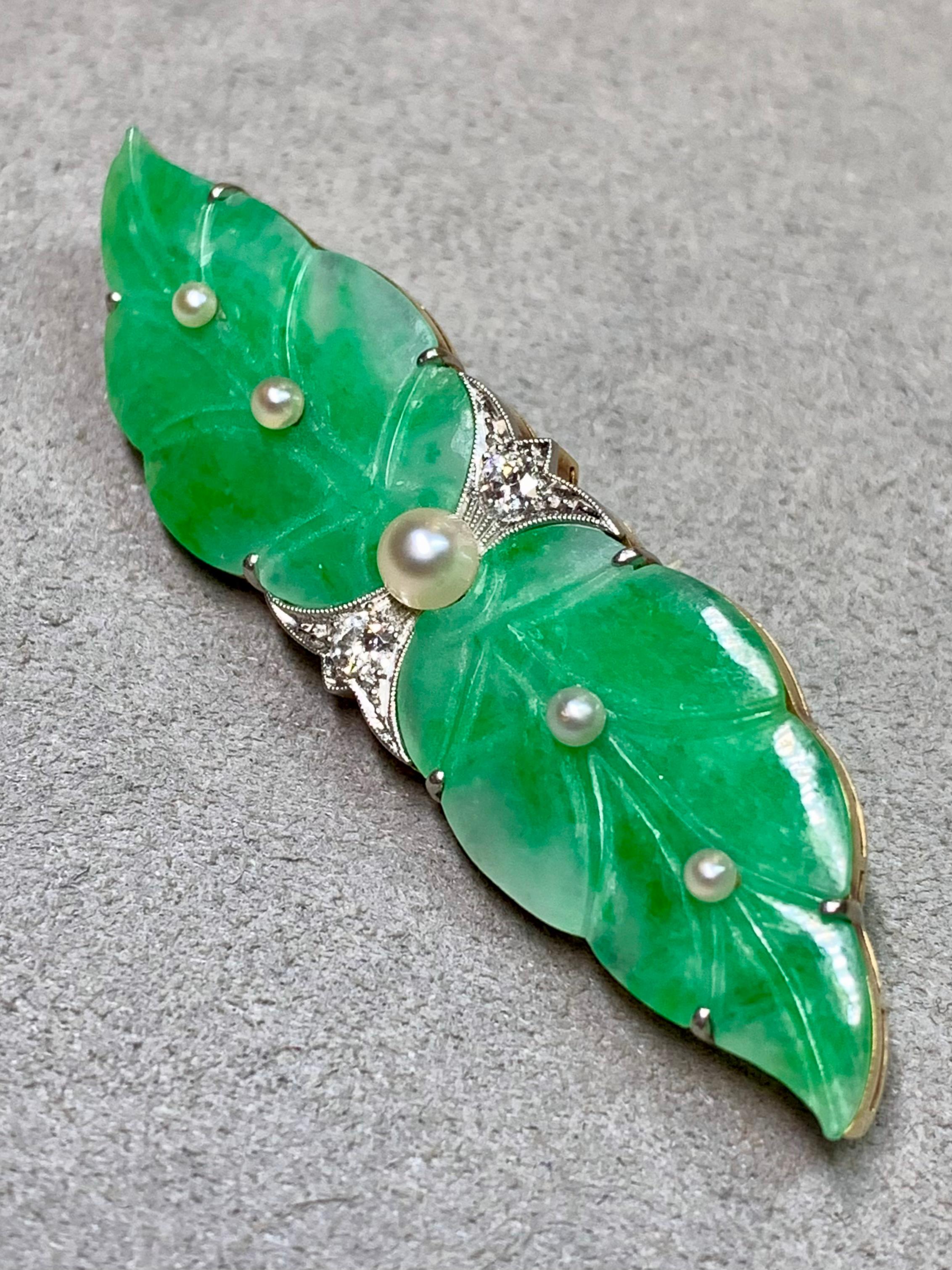 Antike Art Deco Platin 18K Old European Diamond Carved Jade Perle Blatt Brosche (Art déco) im Angebot