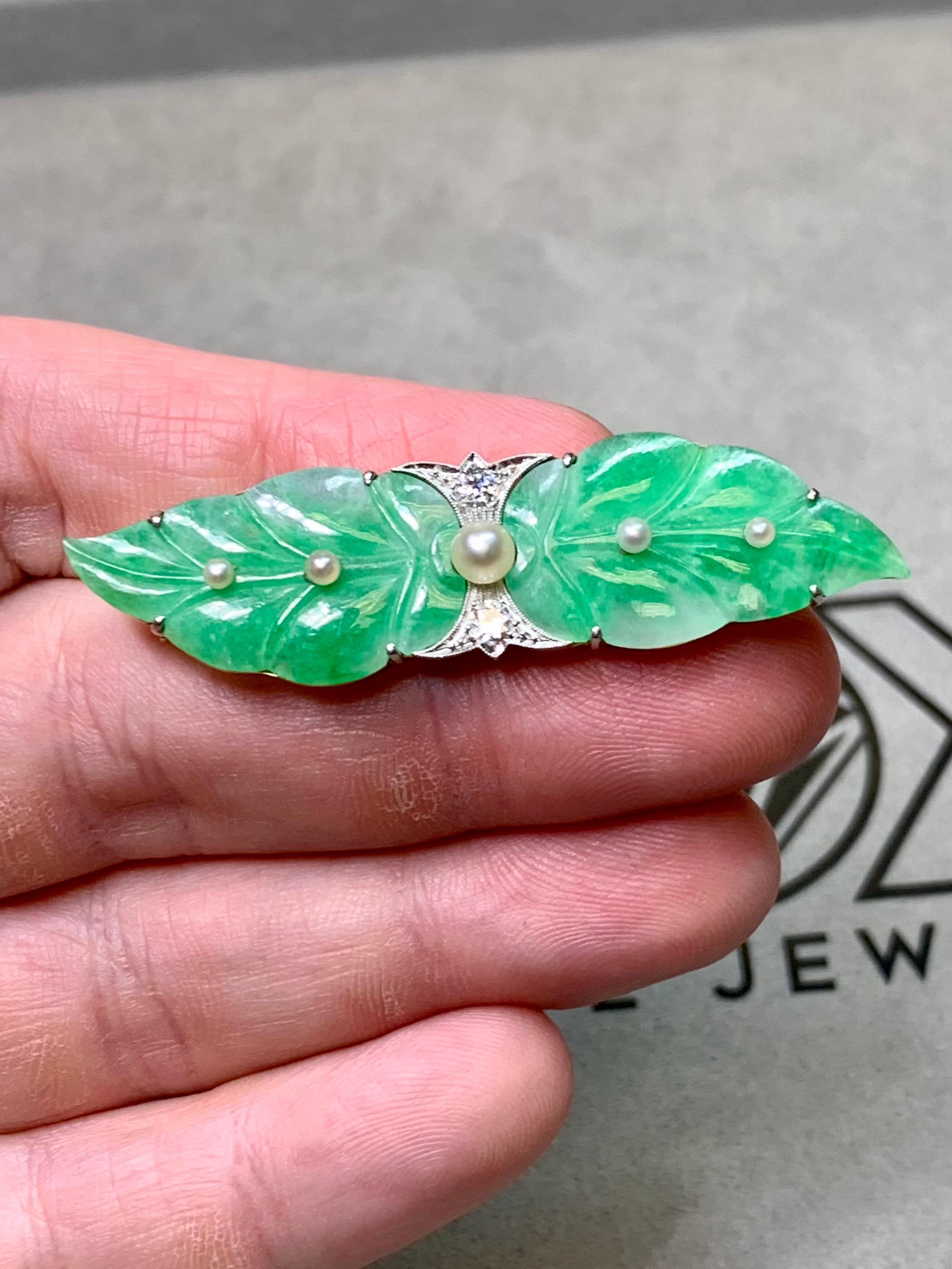 Antike Art Deco Platin 18K Old European Diamond Carved Jade Perle Blatt Brosche für Damen oder Herren im Angebot
