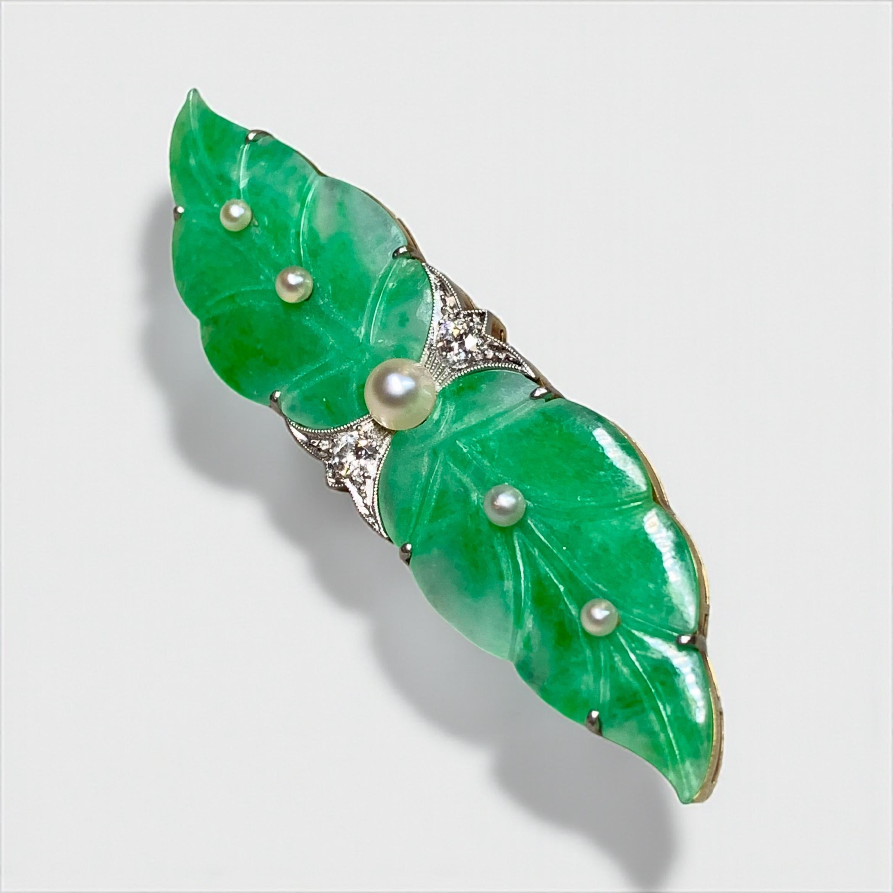 Antike Art Deco Platin 18K Old European Diamond Carved Jade Perle Blatt Brosche im Angebot 2