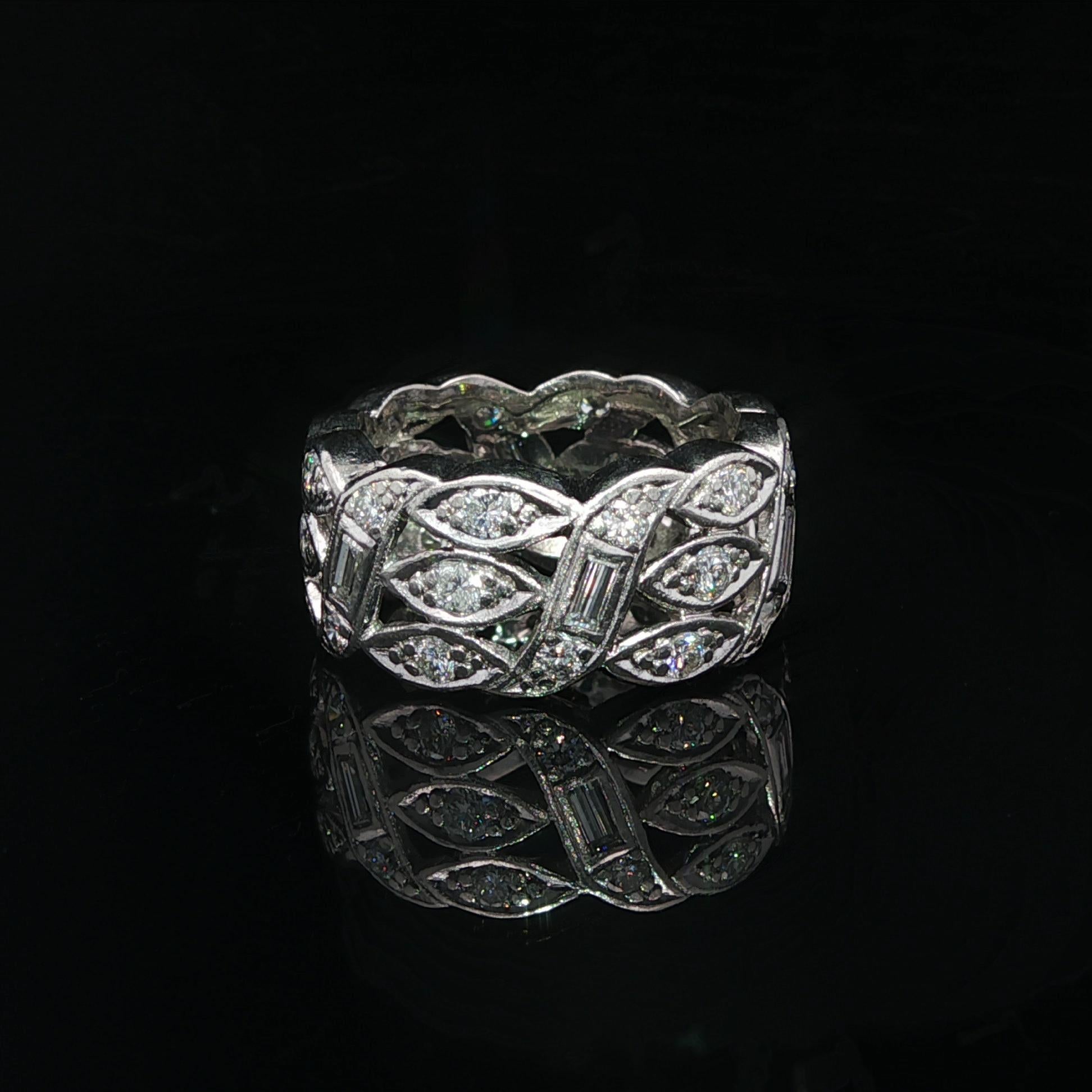 Art Déco Anello a fascia larga eternità in platino antico Art Deco 1ctw Baguette e diamante singolo in vendita