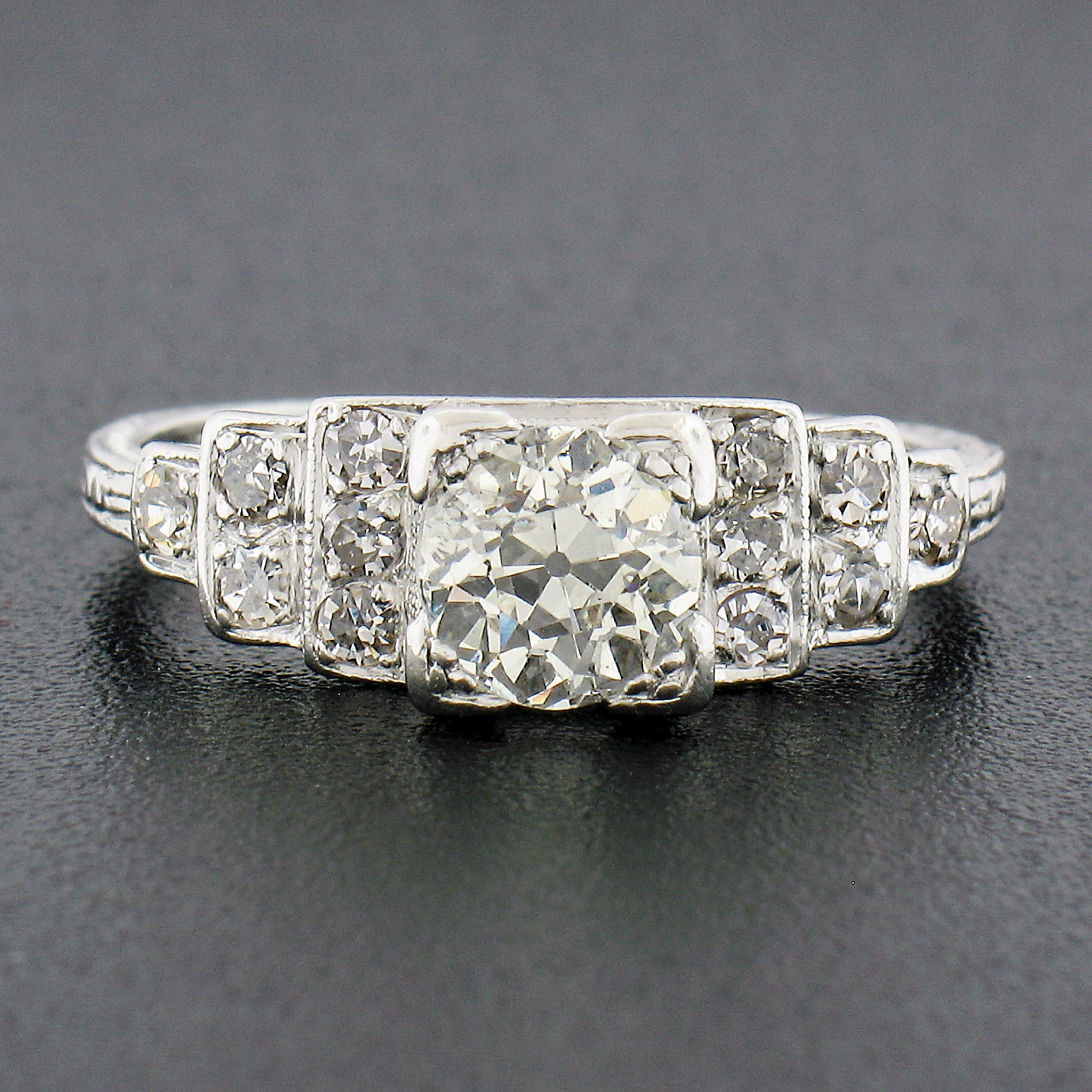 --Stein(e):--
(1) Natürlicher echter Diamant - Alt-Europäischer Schliff - Bead Pave Set - Farbe L/M - Klarheit I1 - 5,87 mm - 0,80ct (ca.)
(12) Natürliche echte Diamanten - Old Single & Old European Cut - Pave Set - H-L Farbe - VS2-I1 Reinheit -