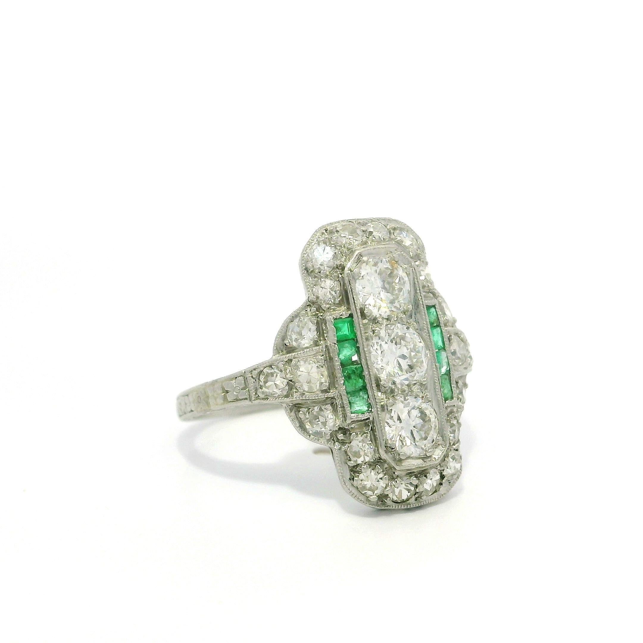 Antique Art Deco Platinum 1ctw Old Cut Diamond & Emerald Dinner Ring en vente 4