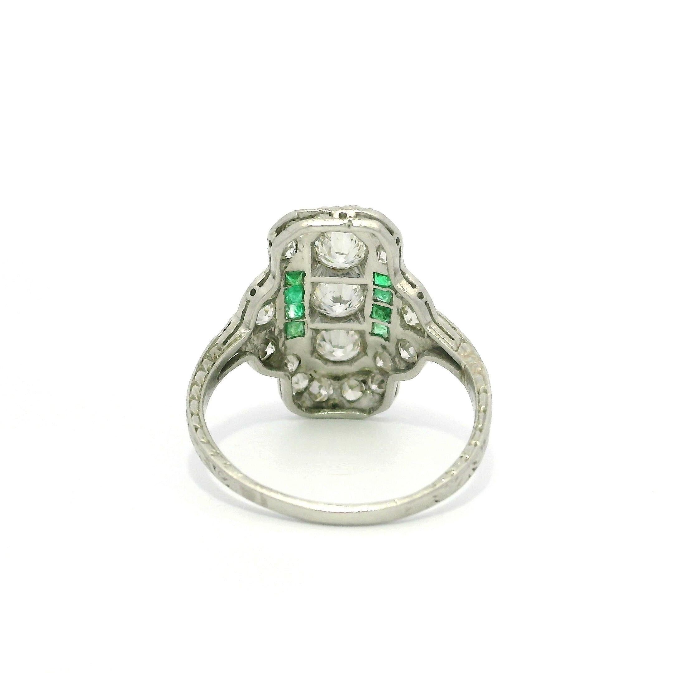 Antique Art Deco Platinum 1ctw Old Cut Diamond & Emerald Dinner Ring en vente 6