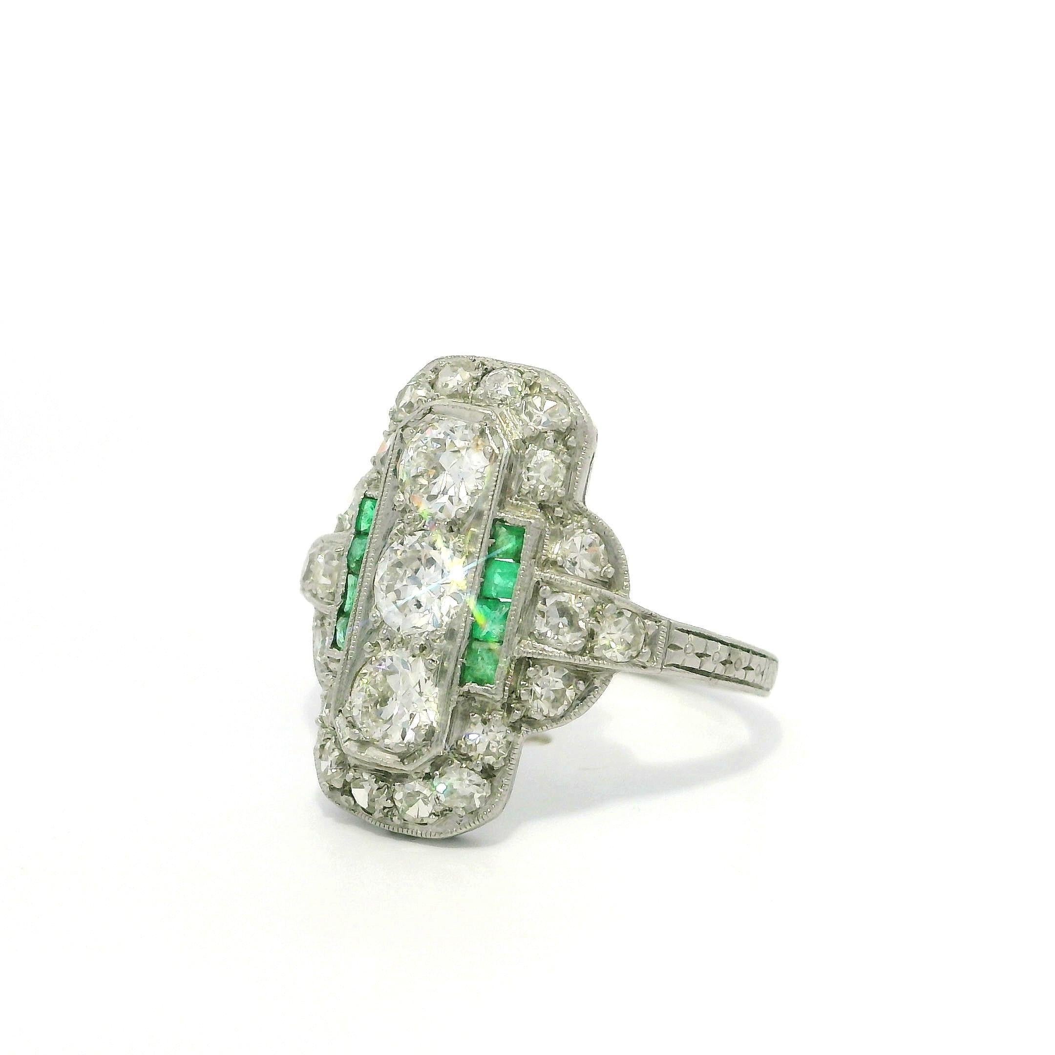 Antique Art Deco Platinum 1ctw Old Cut Diamond & Emerald Dinner Ring en vente 8