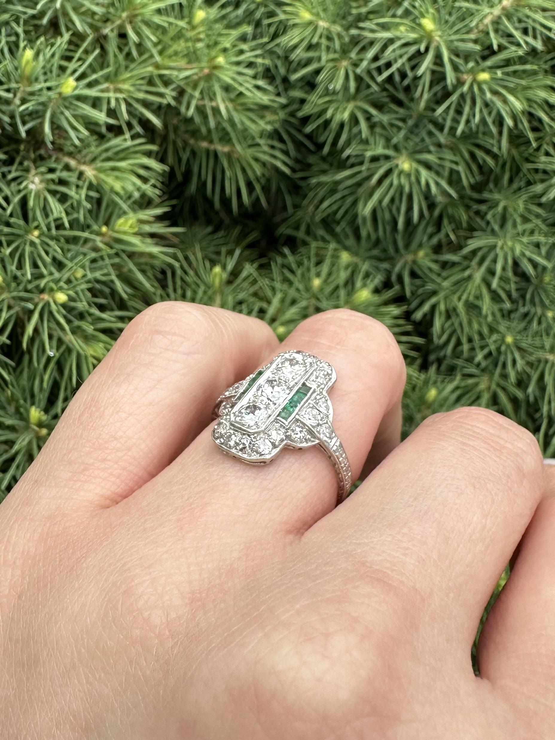 Taille vieille Europe Antique Art Deco Platinum 1ctw Old Cut Diamond & Emerald Dinner Ring en vente