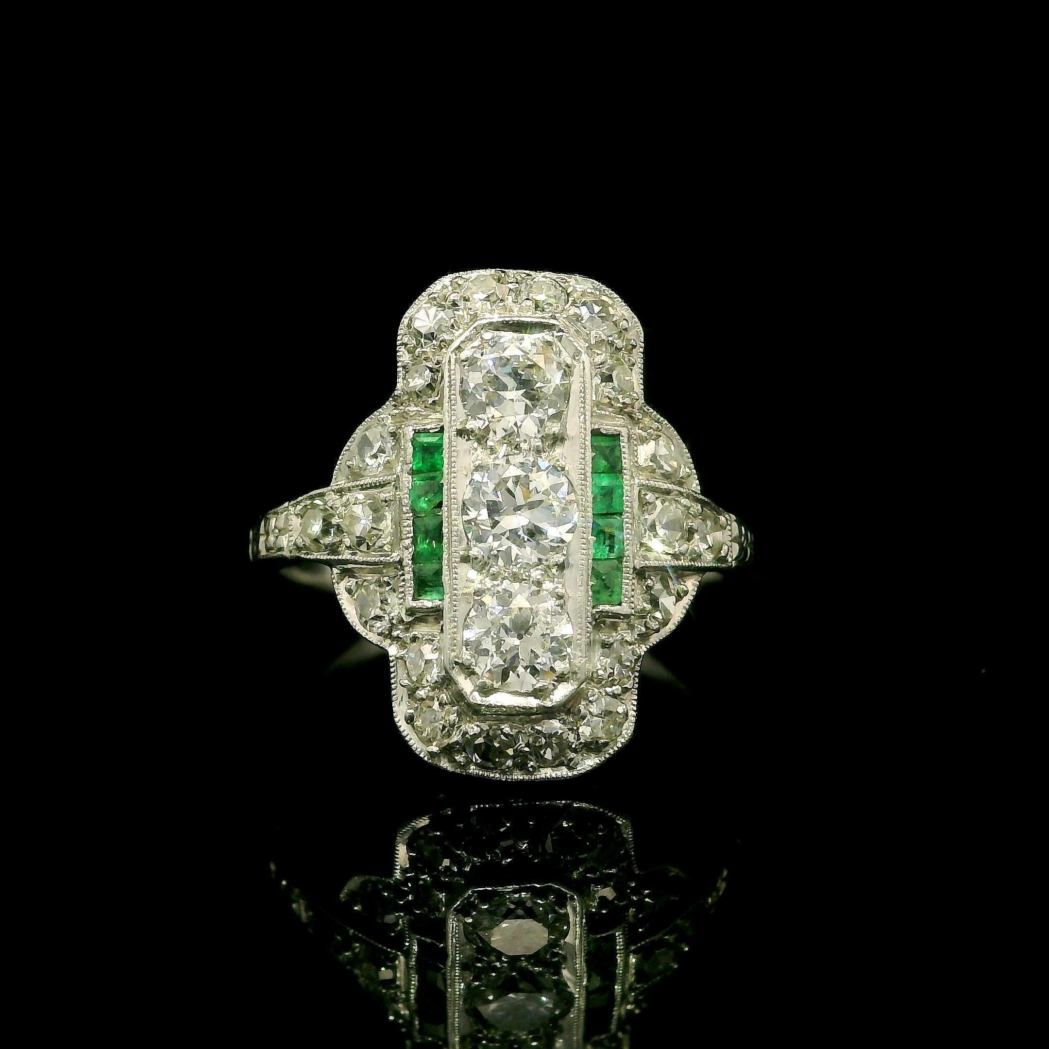 Antique Art Deco Platinum 1ctw Old Cut Diamond & Emerald Dinner Ring Pour femmes en vente