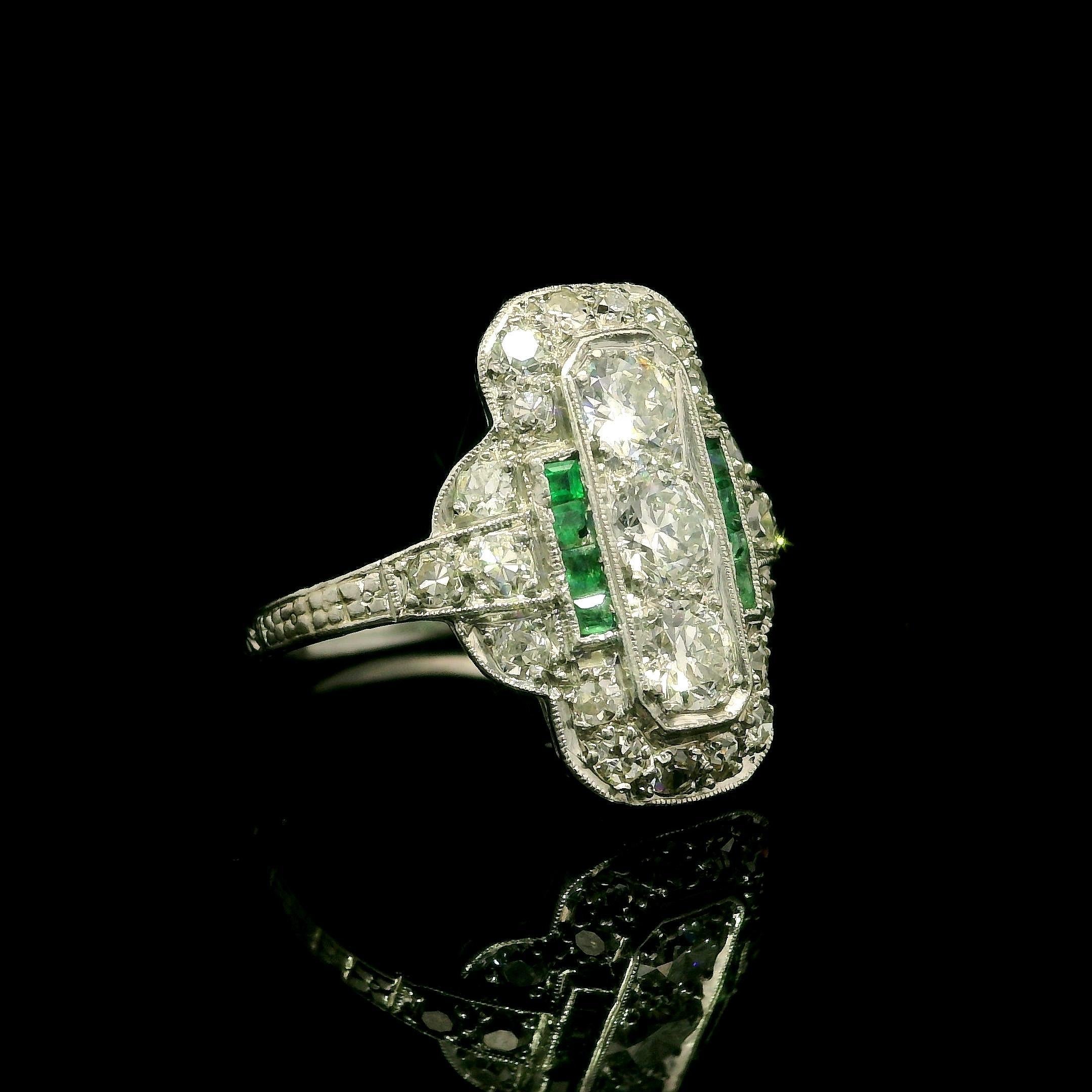 Antique Art Deco Platinum 1ctw Old Cut Diamond & Emerald Dinner Ring en vente 1