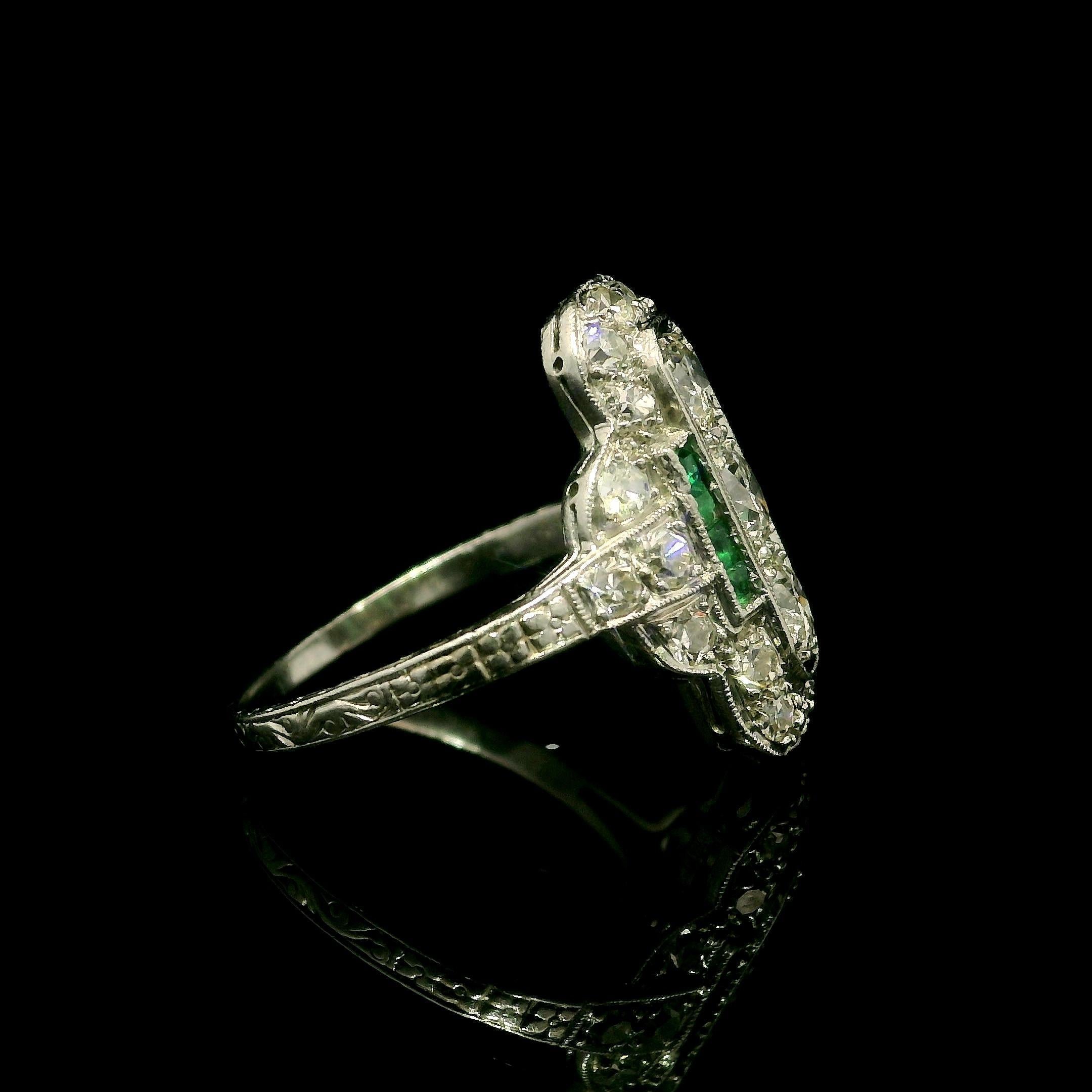Antique Art Deco Platinum 1ctw Old Cut Diamond & Emerald Dinner Ring en vente 2
