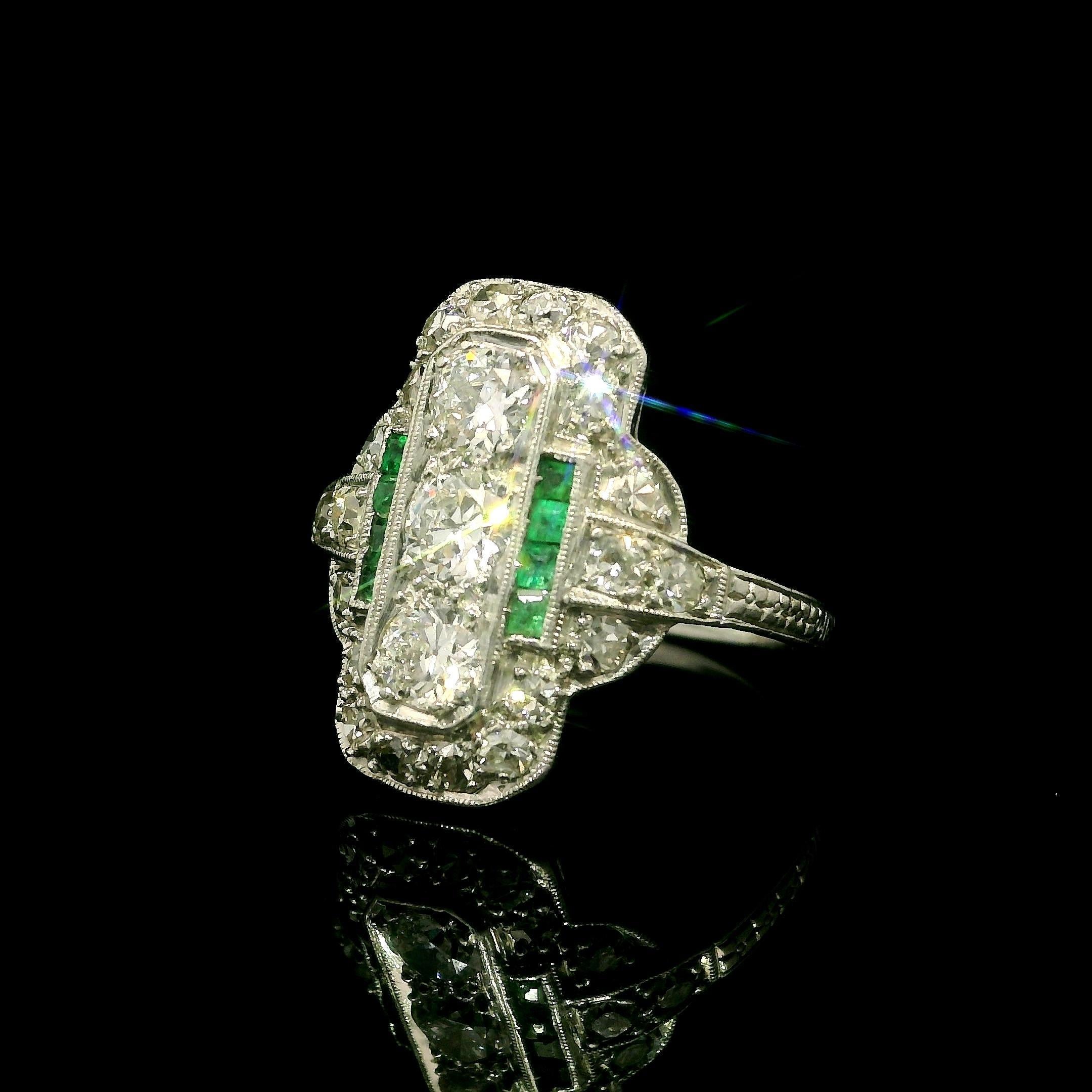 Antique Art Deco Platinum 1ctw Old Cut Diamond & Emerald Dinner Ring en vente 3