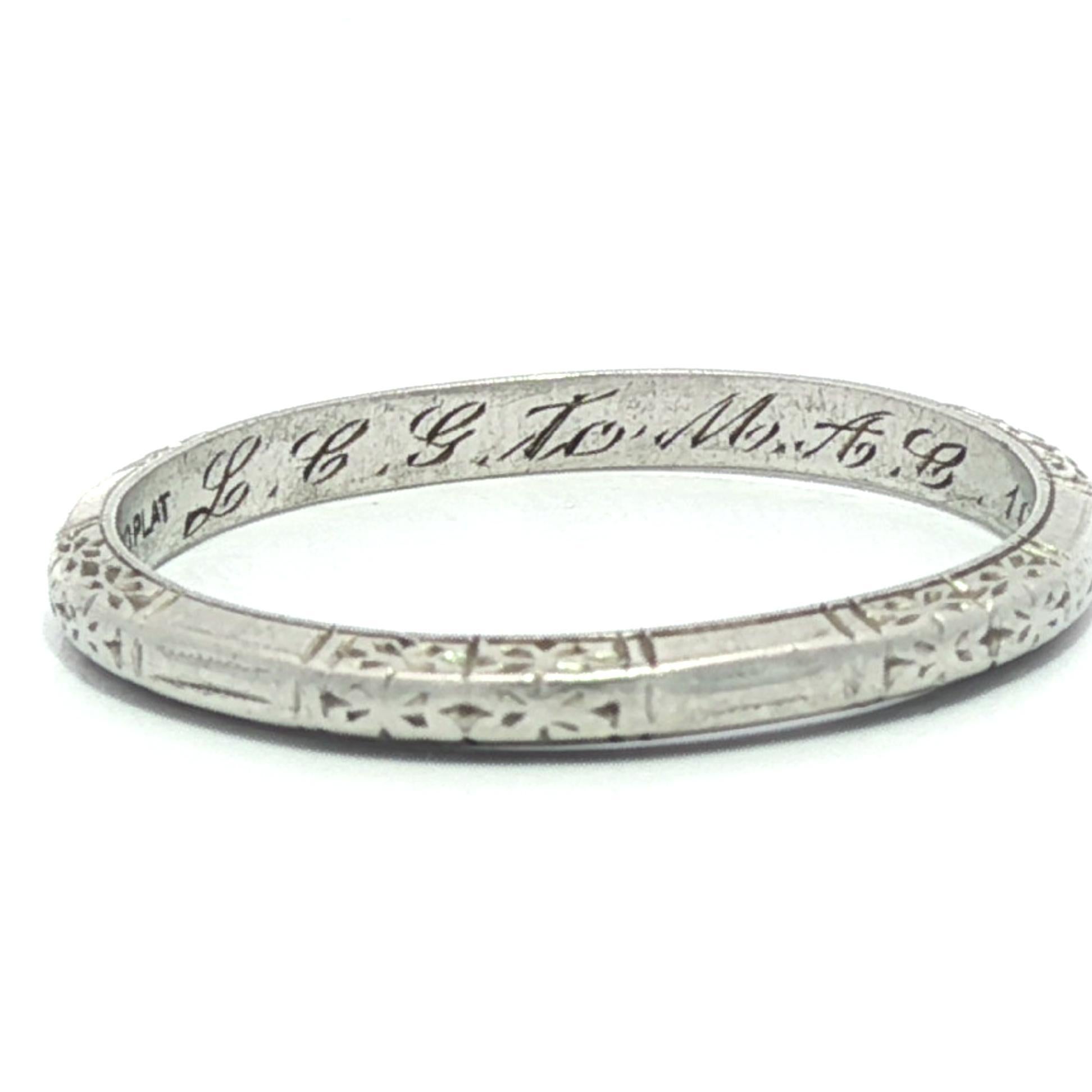 Antike Art Deco Platin 2,1 mm detaillierte gravierte Band Ring sz 8,5 im Zustand „Gut“ im Angebot in Montclair, NJ