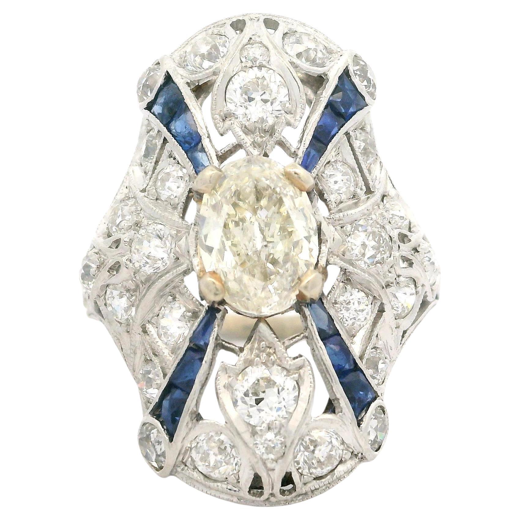 Antiguo Anillo de Cóctel Art Decó de Platino con Zafiro y Diamantes de 2,51 ctw