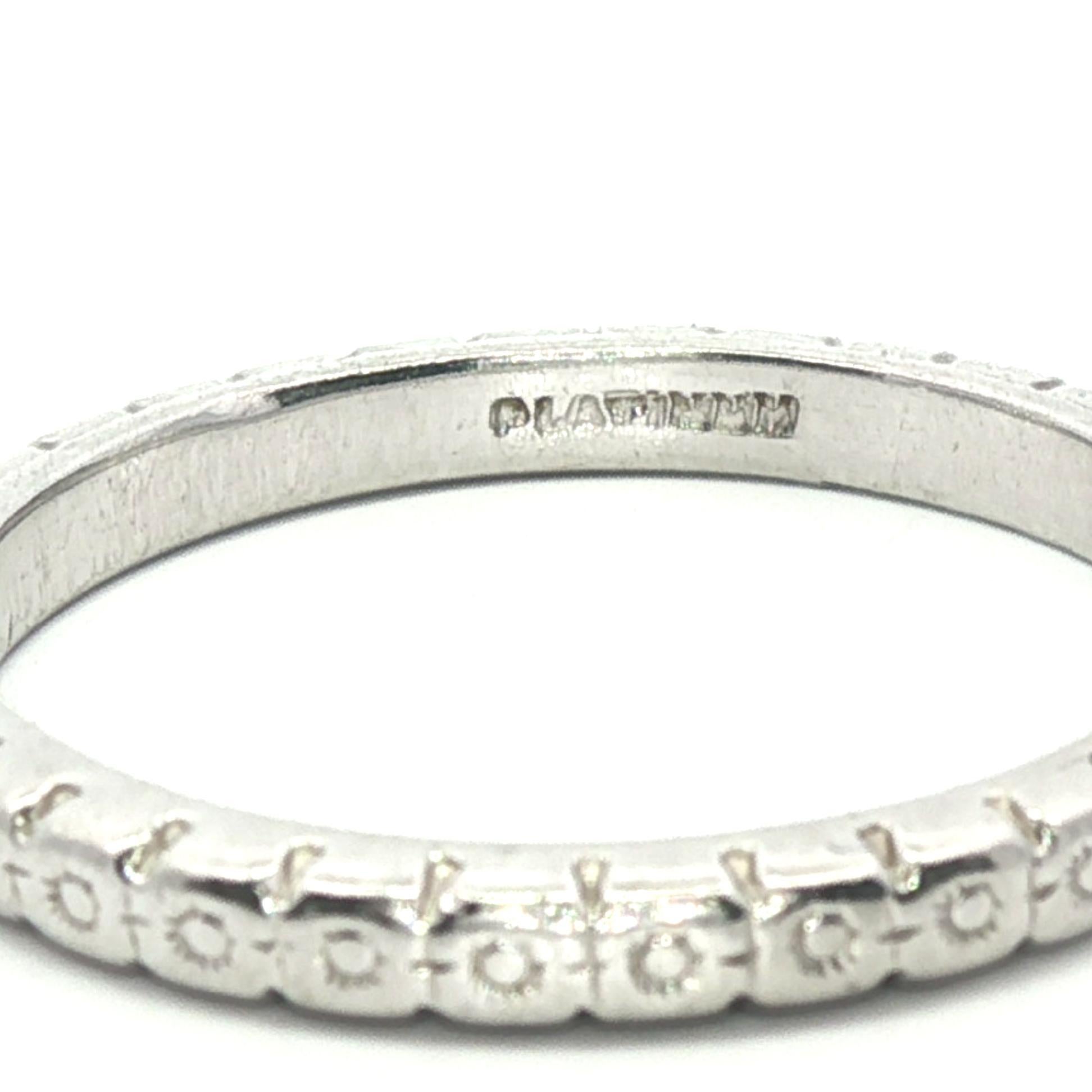 MATERIAL: Massiv Platin 900+
Gesamtgewicht:  3.58 Gramm
Gesamtbreite: 2 mm (0,08