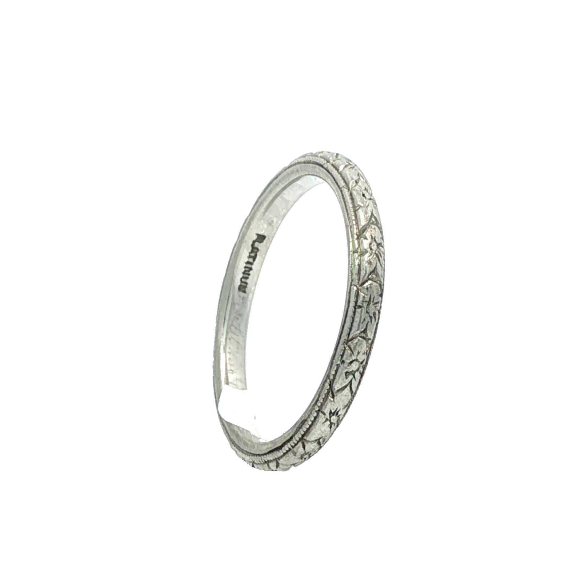 Antike Art Deco Platin 2mm Blumenmuster Eternity Band Ring Größe 4,5 im Zustand „Gut“ im Angebot in Montclair, NJ