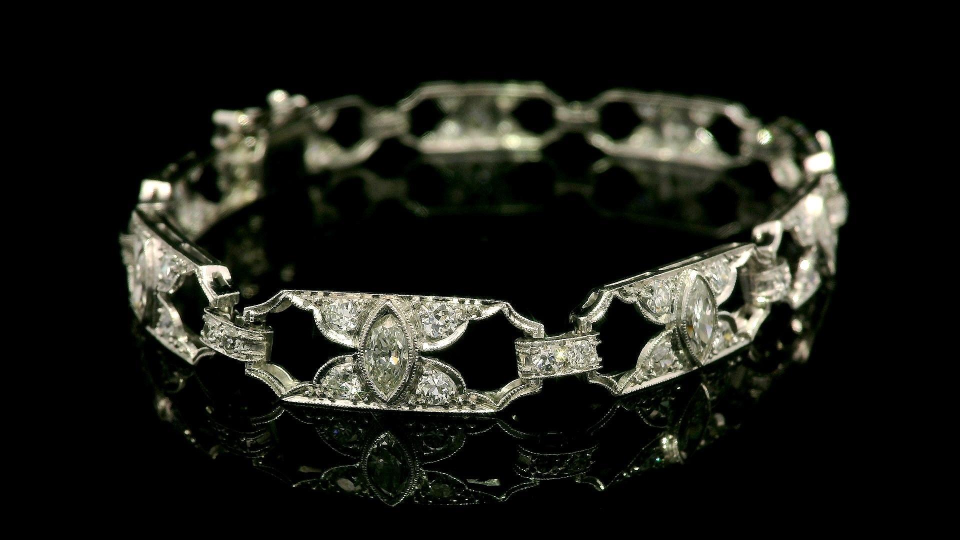 Antiguo Art Decó Platino 3.20ctw Corte Antiguo Diamante Marquesa Pulsera Abierta en Bueno estado para la venta en Montclair, NJ