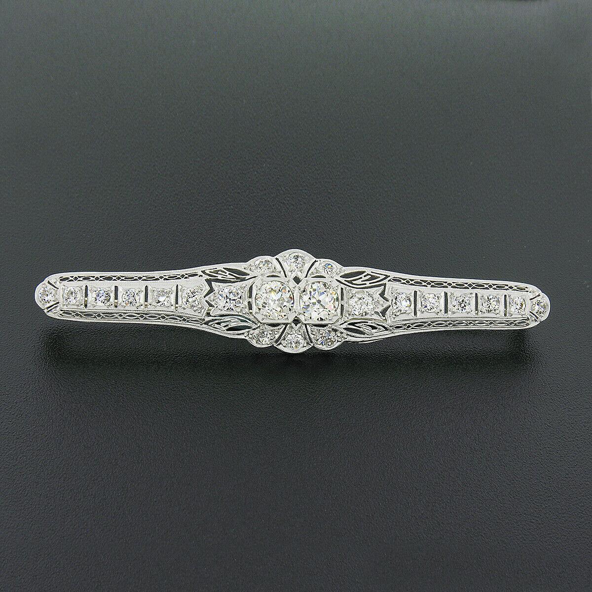 Nous avons ici une broche antique absolument stupéfiante qui a été fabriquée à partir de platine solide pendant la période art déco, avec des diamants fins partout. La broche est sertie d'environ 4,04 carats de diamants de taille européenne