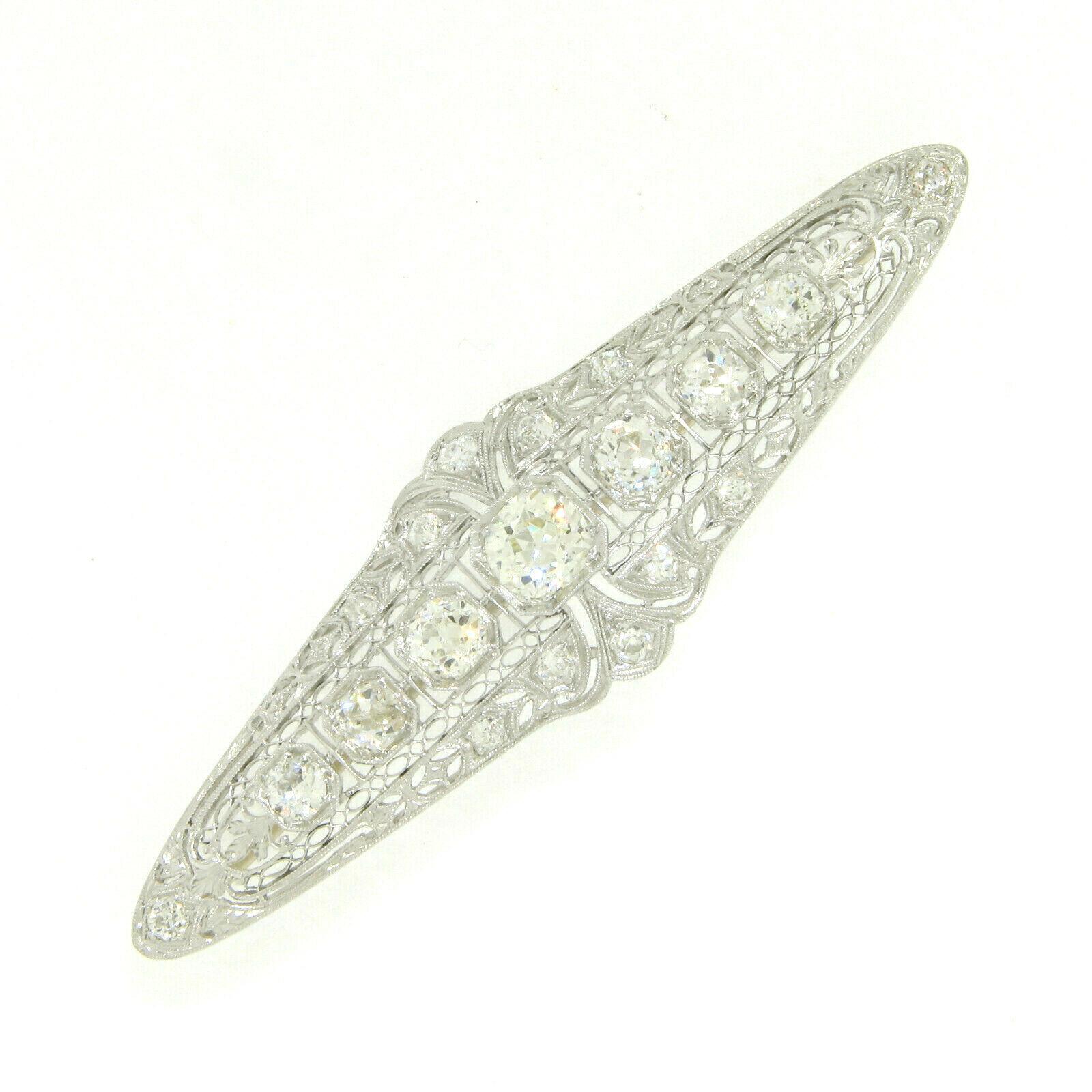 Hier haben wir eine atemberaubende Diamantbrosche aus massivem Platin aus der Zeit des Art déco. Er zeichnet sich durch 7 große Diamanten im alten europäischen Schliff aus, die in elegante, achteckige Körbe mit Maserung eingefasst sind. Die Brosche