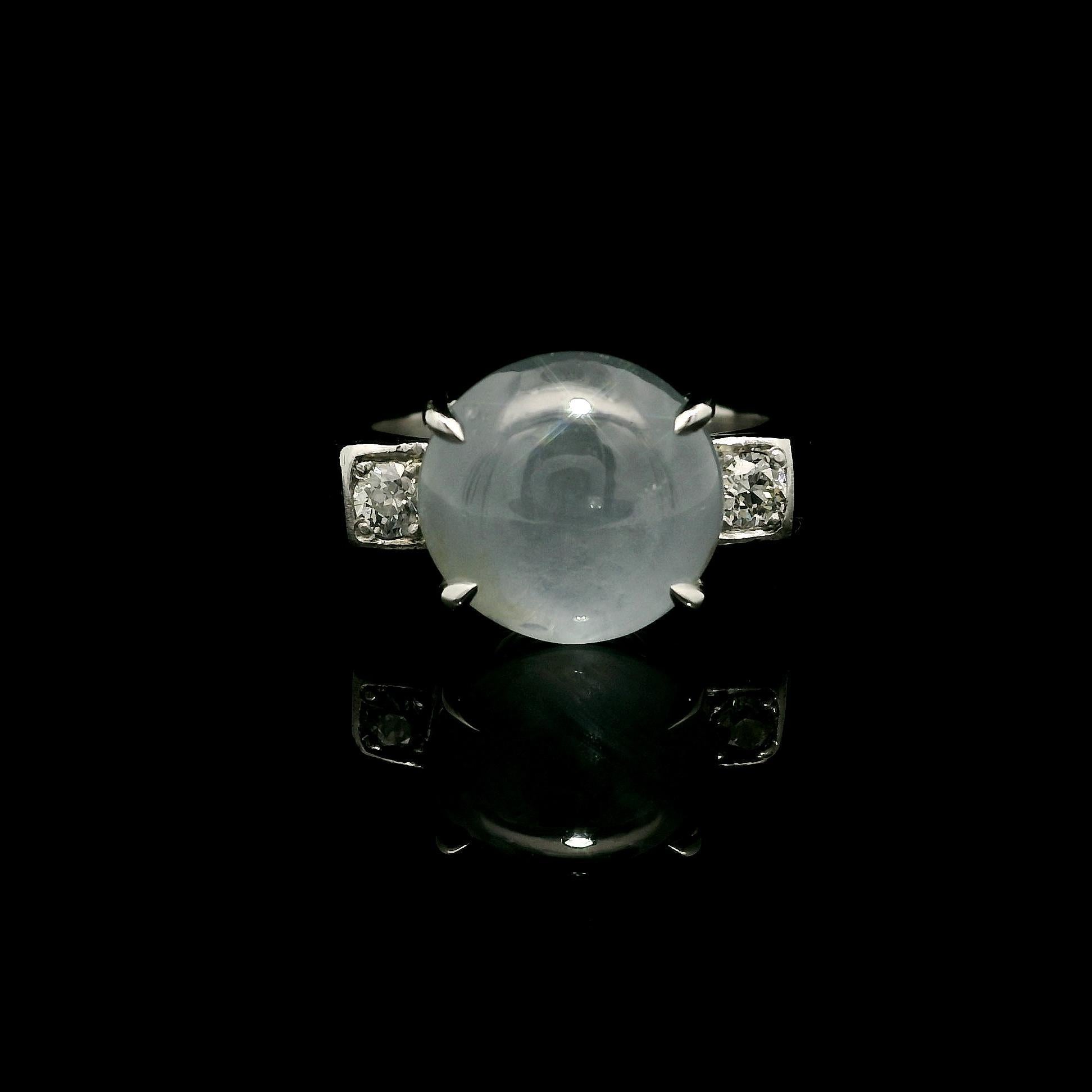 --Pierre(s) :...
(1) Saphir étoilé véritable naturel - taille cabochon rond - serti - couleur bleu grisâtre - 11.13mm( approx.) - 8.30ct (approx.)
(2) Diamants naturels authentiques - taille européenne ancienne - sertis en pavé - belle couleur blanc