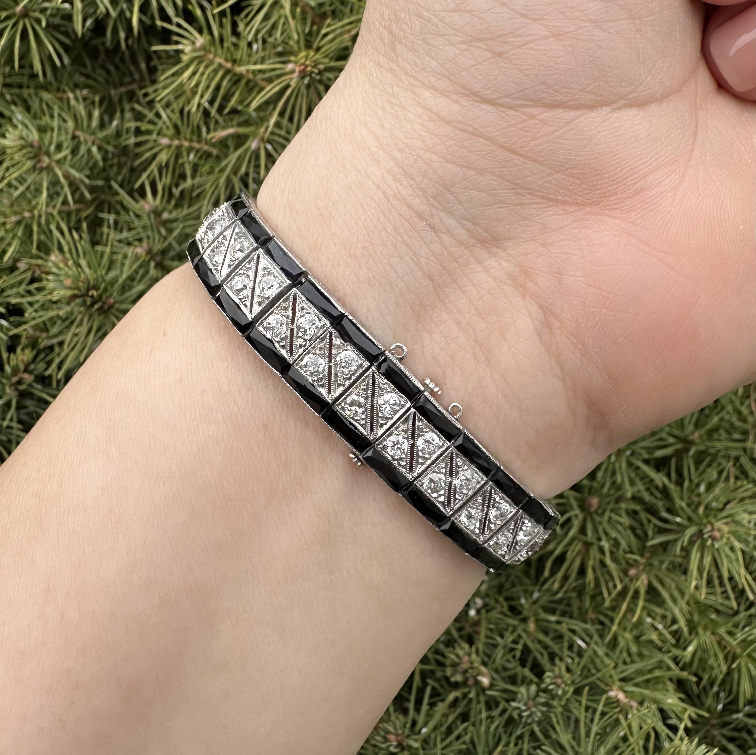 Antique Art Deco Platinum 8ctw Old Cut Diamond Black Onyx Engraved Line Bracelet in vendita 3