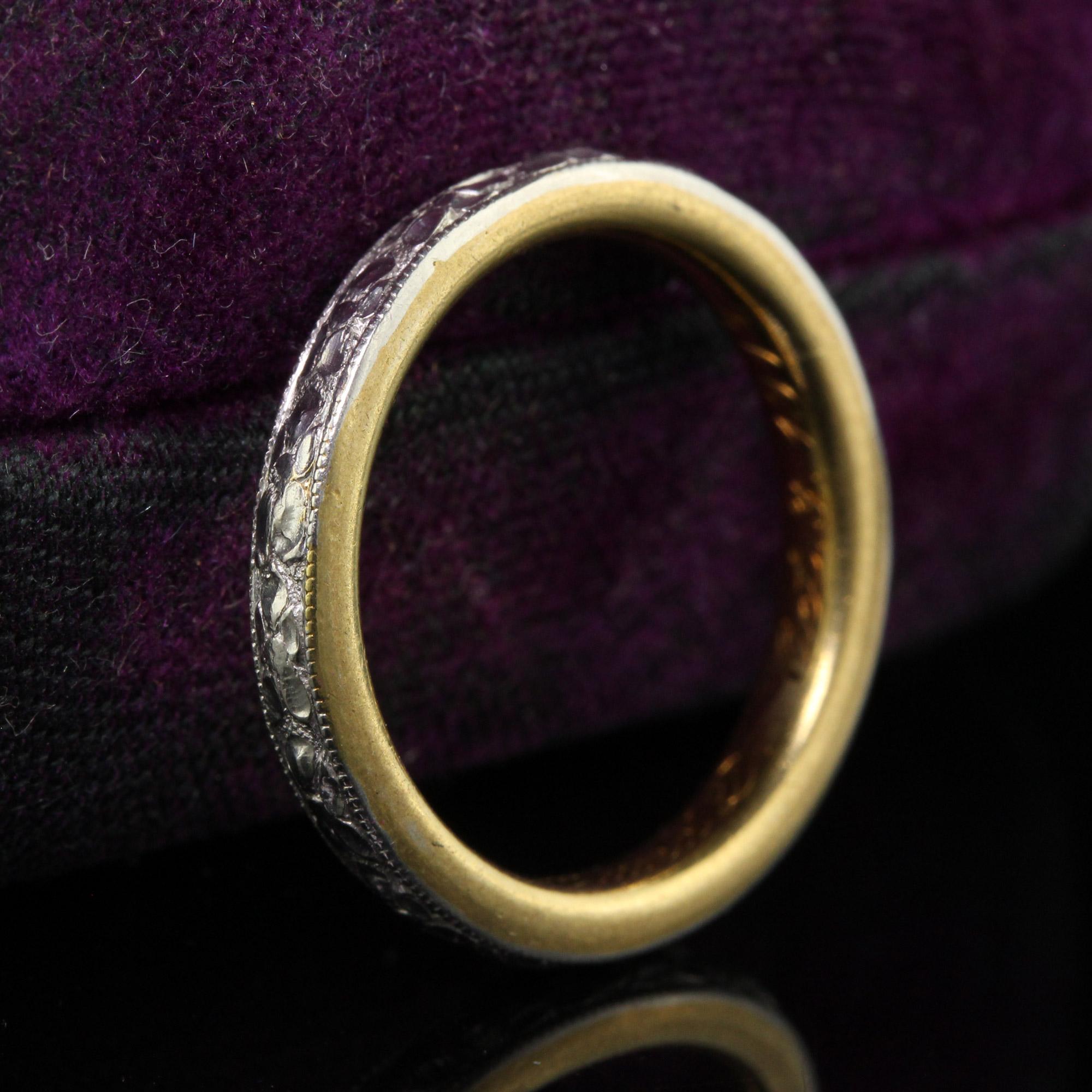 Antique Art Deco Platinum and 18K Gold Engraved Wedding Band Circa 1917 - Size 5 In Excellent Condition For Sale In Great Neck, NY