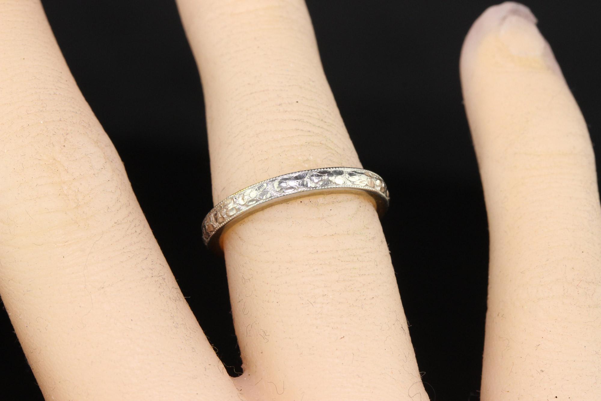 Antique Art Deco Platinum and 18K Gold Engraved Wedding Band Circa 1917 - Size 5 For Sale 4