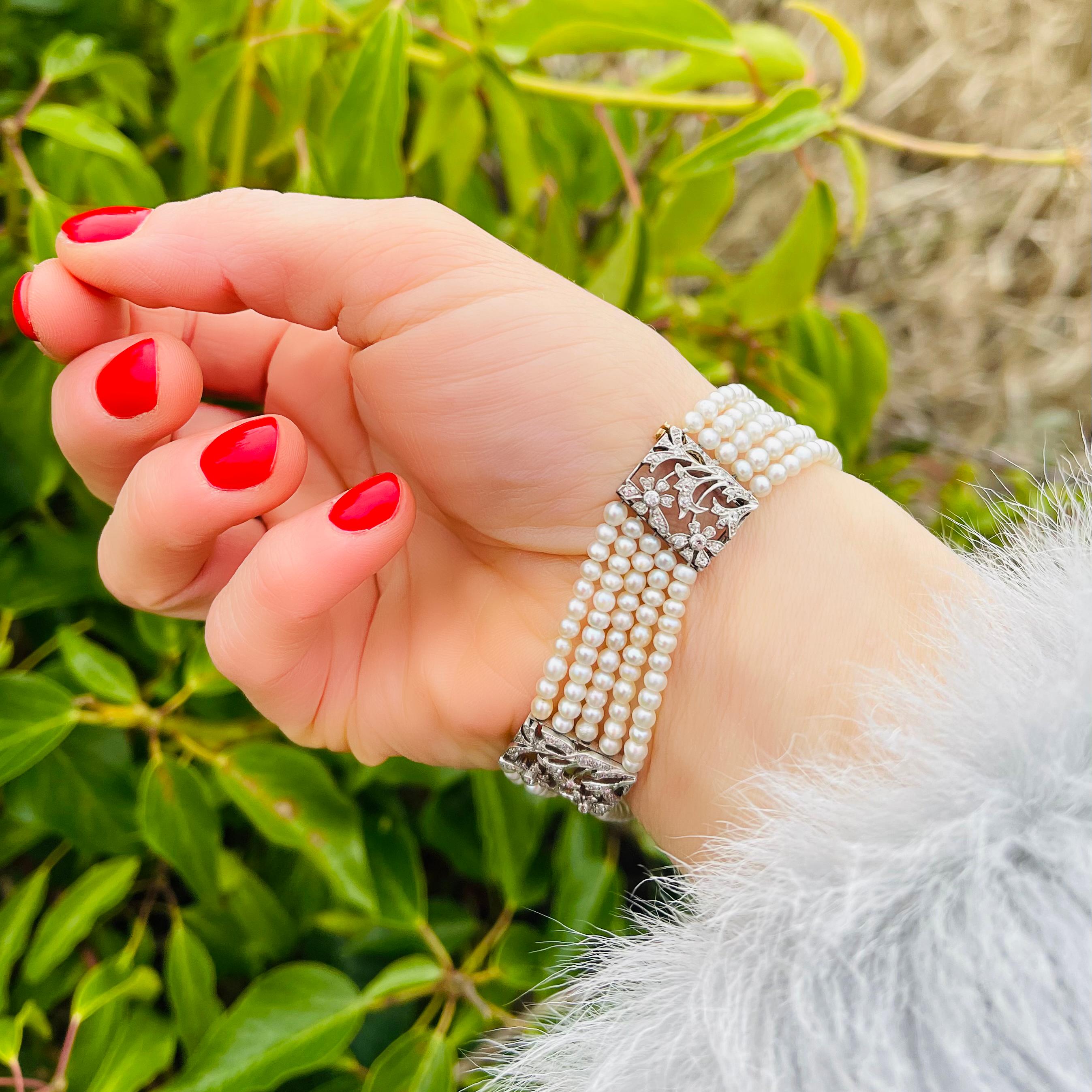 Voici l'incarnation du luxe et de l'élégance, le bracelet en perles naturelles d'Arte Antiques PEARLS. 

Ce bijou exquis est fabriqué à partir des matériaux les plus fins et affiche un design intemporel qui ne manquera pas d'impressionner.
Le
