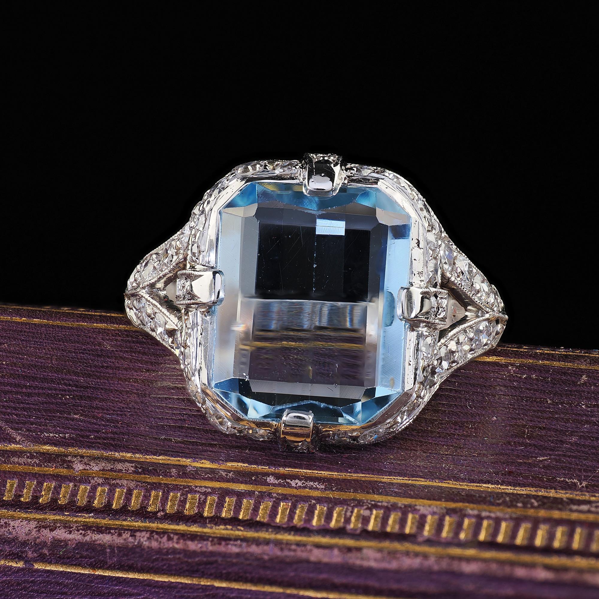 Magnifique bague ancienne en platine aigue-marine et diamant taille ancienne. Cette incroyable bague Art déco en aigue-marine et diamants est réalisée en platine. La bague est ornée d'une magnifique aigue-marine bleue au centre, dont la coupe et la