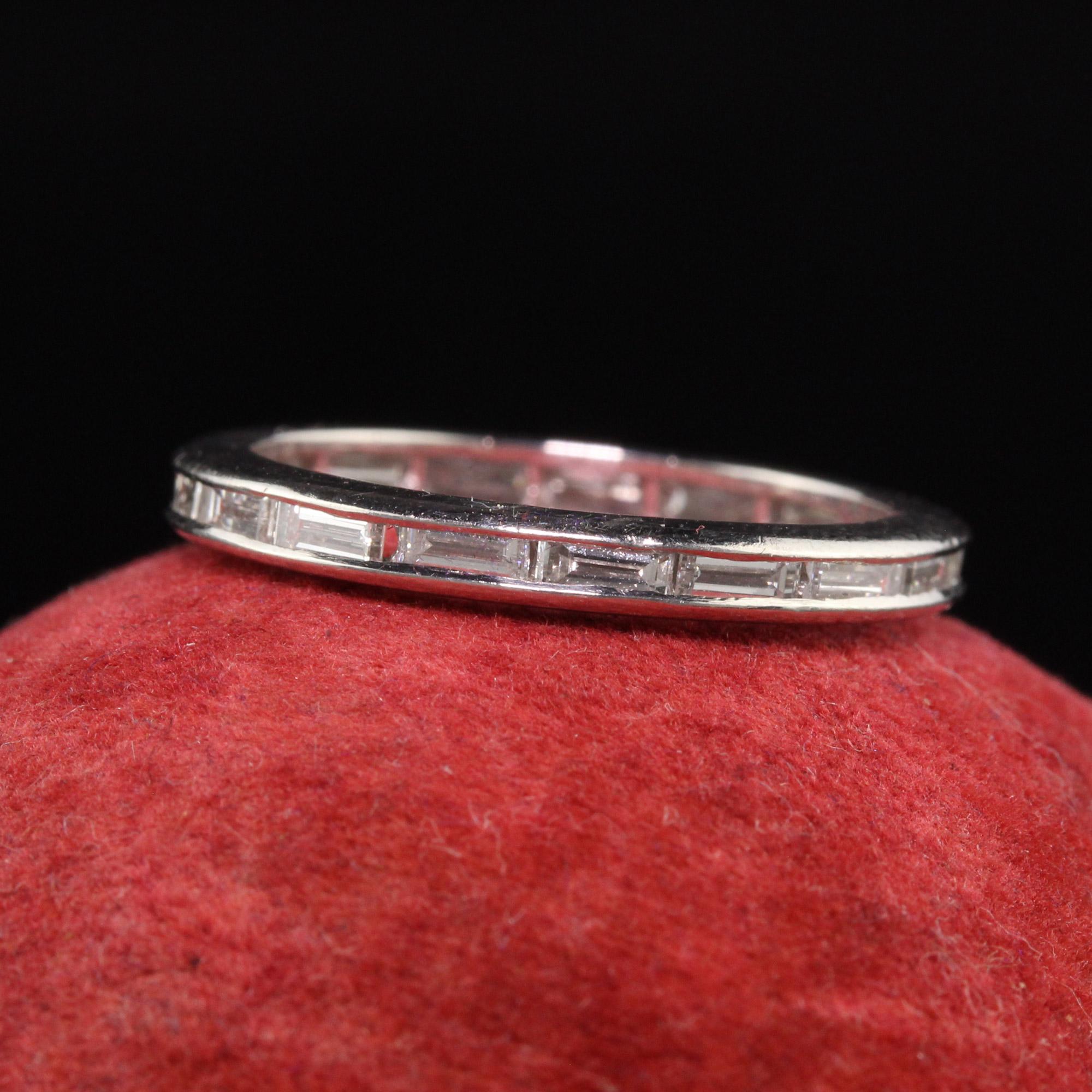 Magnifique bracelet éternité rétro en platine avec diamants baguettes. Ce magnifique anneau d'éternité est fabriqué en platine et comporte des diamants baguettes tout autour de l'anneau.

Article #R1173

Métal : Platine

Poids : 3 grammes

Taille :