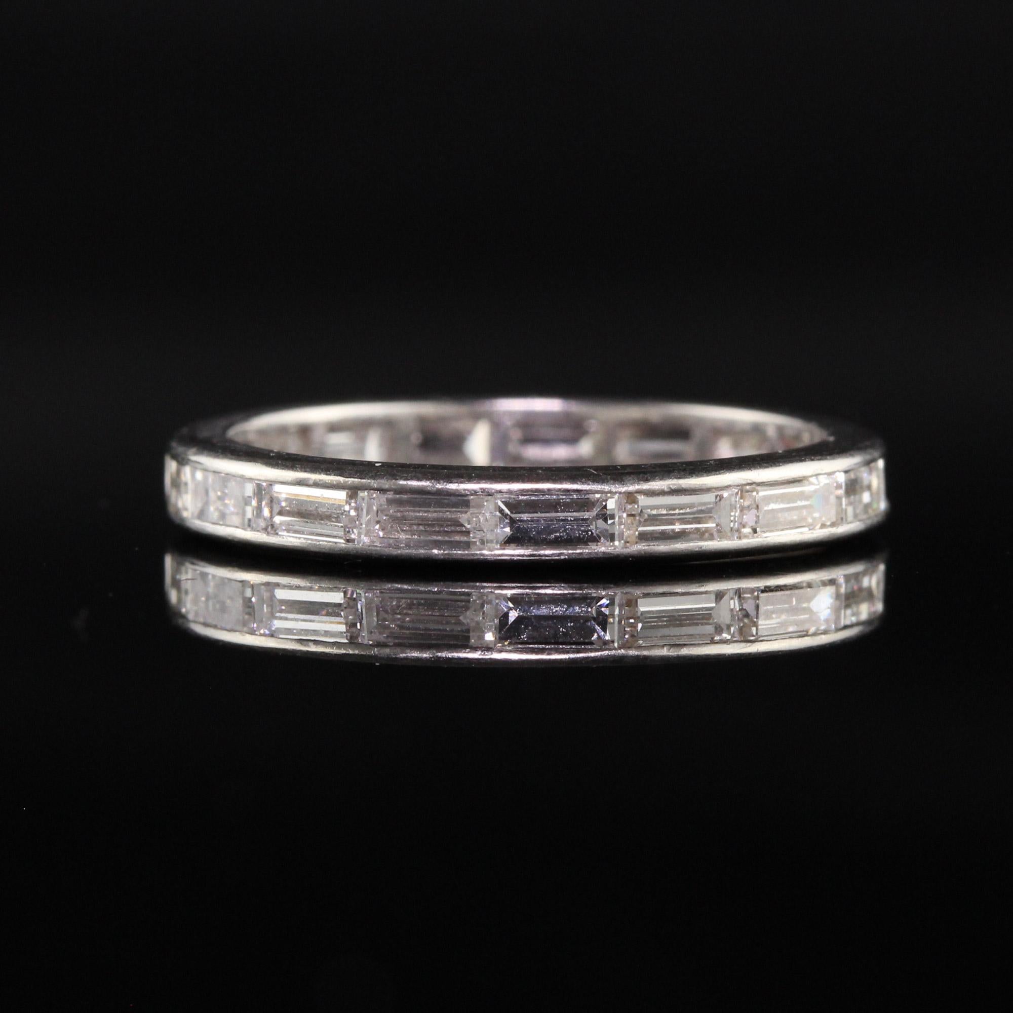 Antiker antiker Art Deco Platin Baguette Diamant Ewigkeitsring (Baguetteschliff)