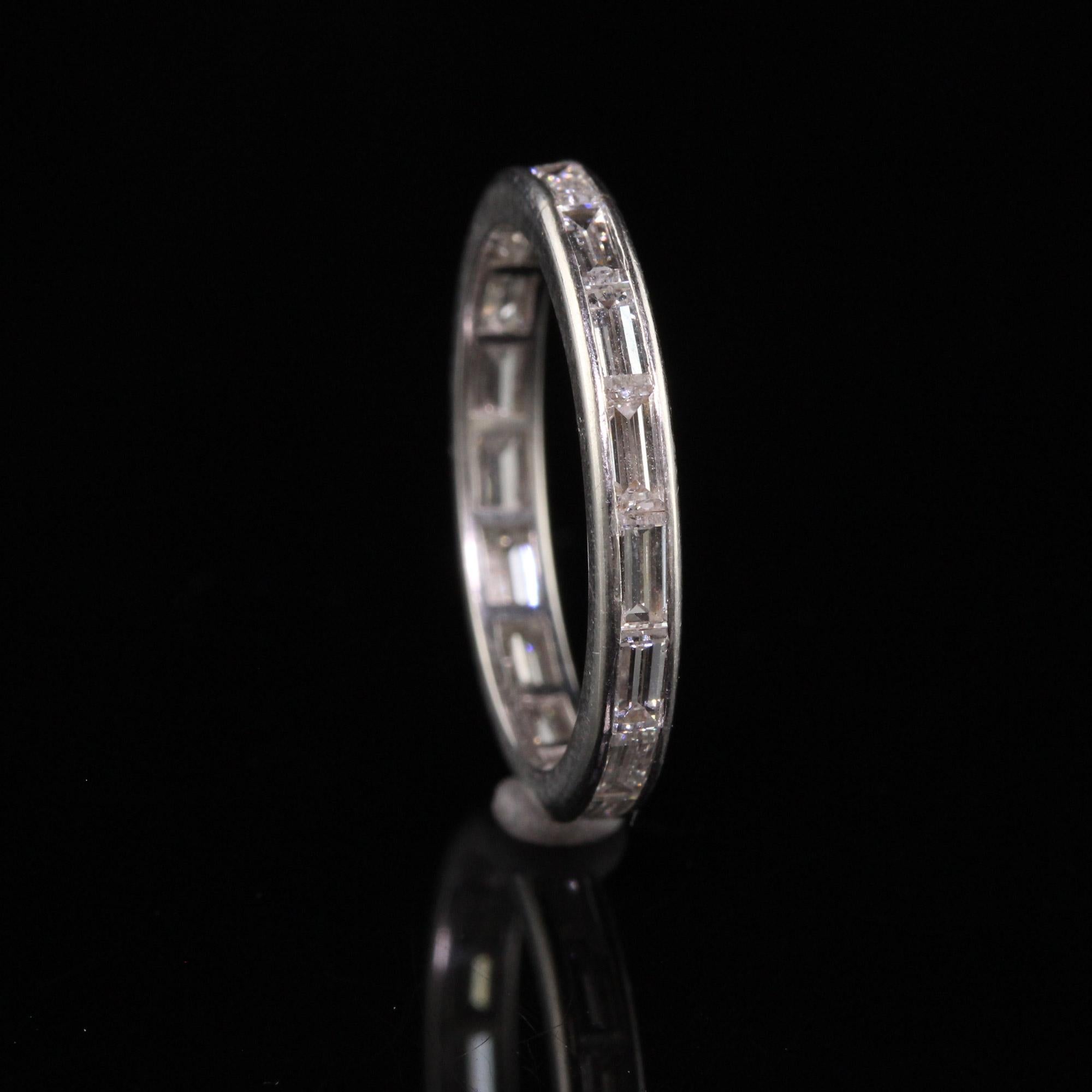 Antiker antiker Art Deco Platin Baguette Diamant Ewigkeitsring im Zustand „Gut“ in Great Neck, NY