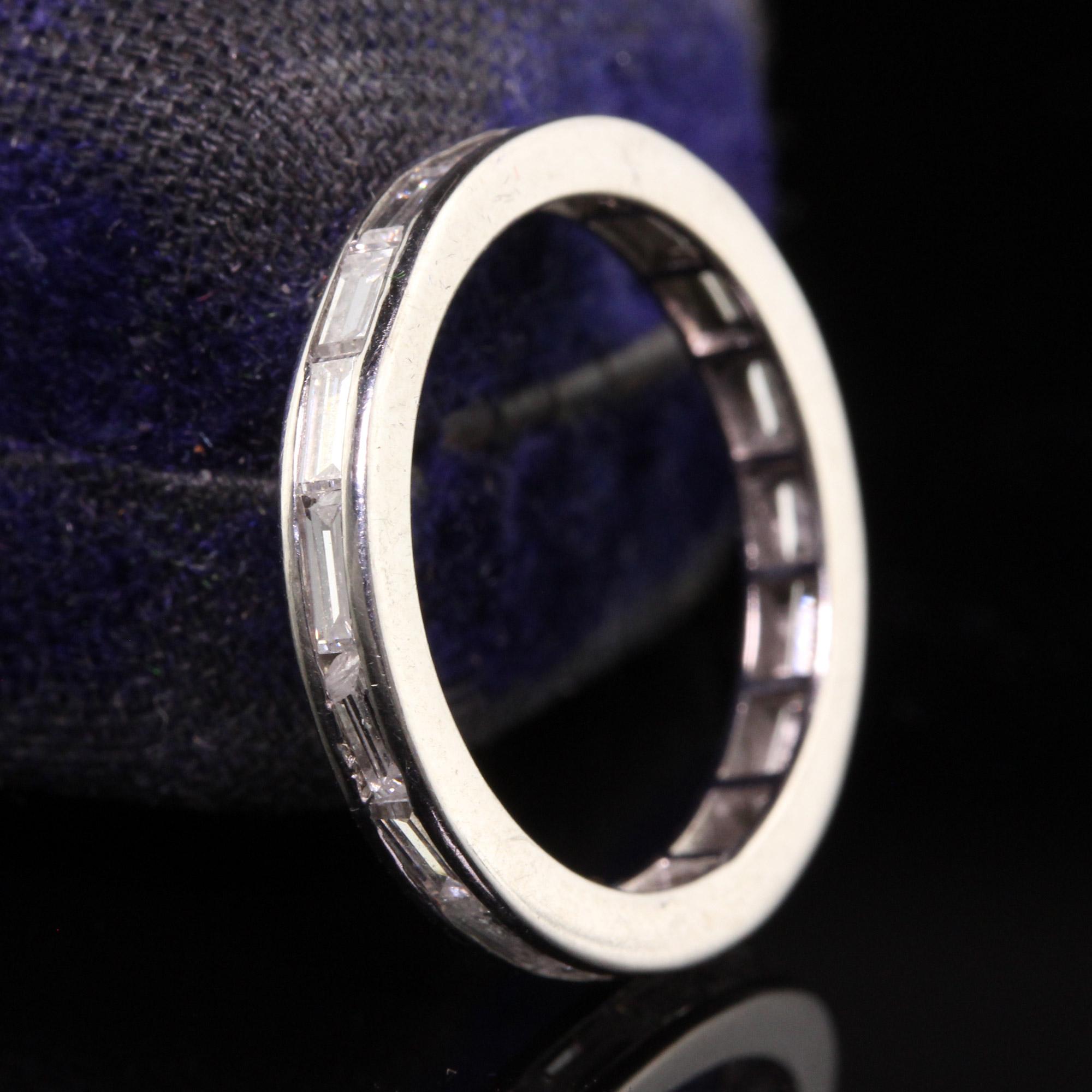 Antiker Art Deco Platin Baguette-Diamant-Eternity-Ring (Art déco) im Angebot