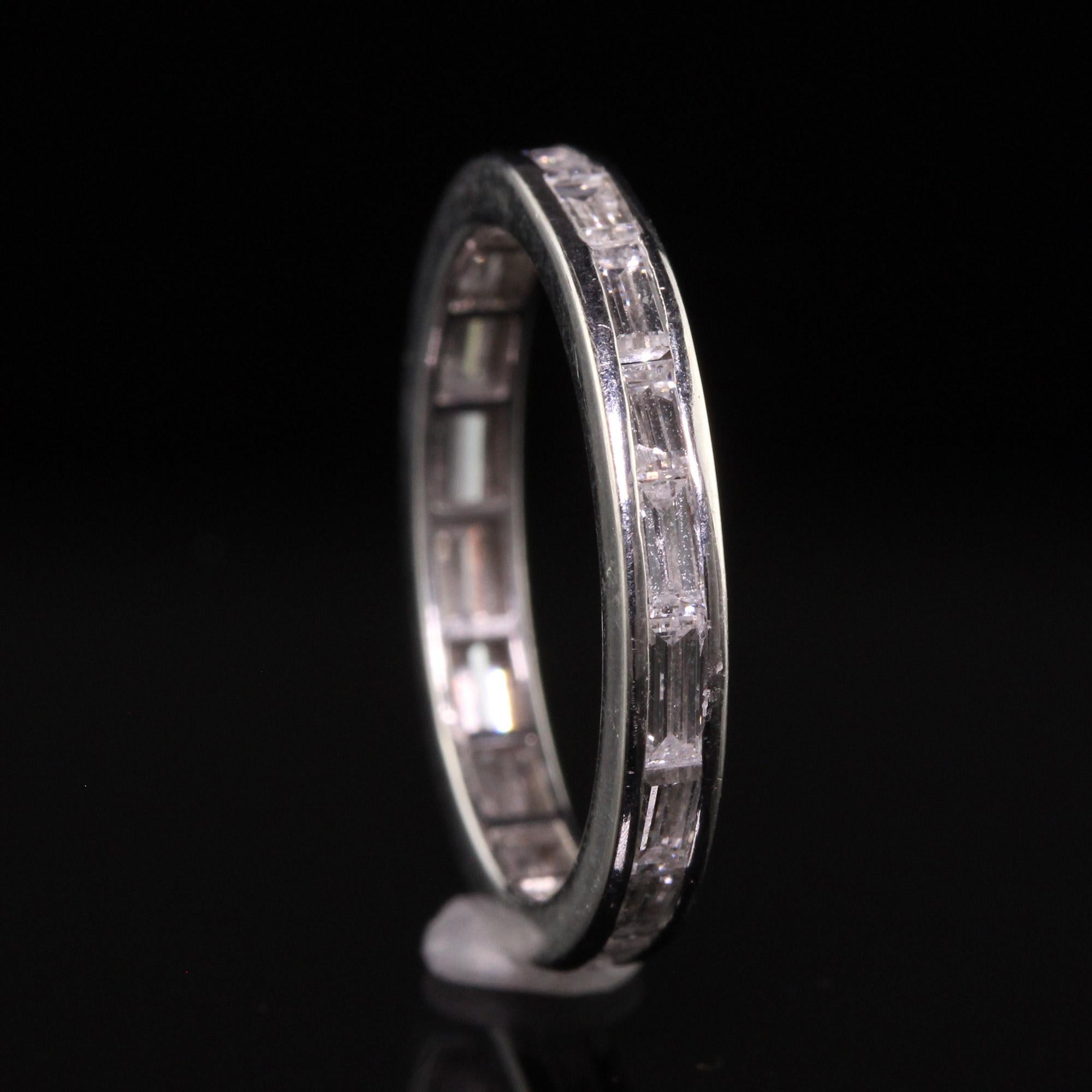 Antiker Art Deco Platin Baguette-Diamant-Eternity-Ring im Zustand „Gut“ im Angebot in Great Neck, NY