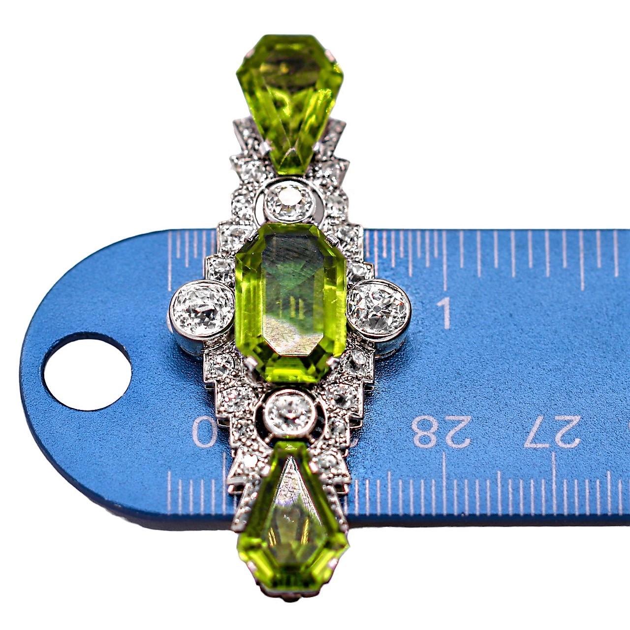 Antique Art Deco Platinum Brooch with Diamonds and Peridot In Good Condition For Sale In Palm Beach, FL