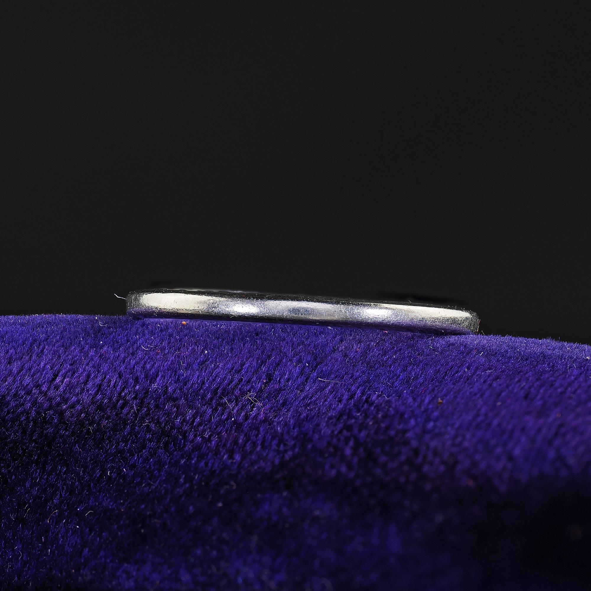 Bellissima fede nuziale incisa in platino Art Deco Classic Design - Misura 6. Questa fede classica incisa è realizzata in platino. L'anello presenta un classico design a tinta unita che gira intorno all'anello. All'interno del cinturino è inciso 