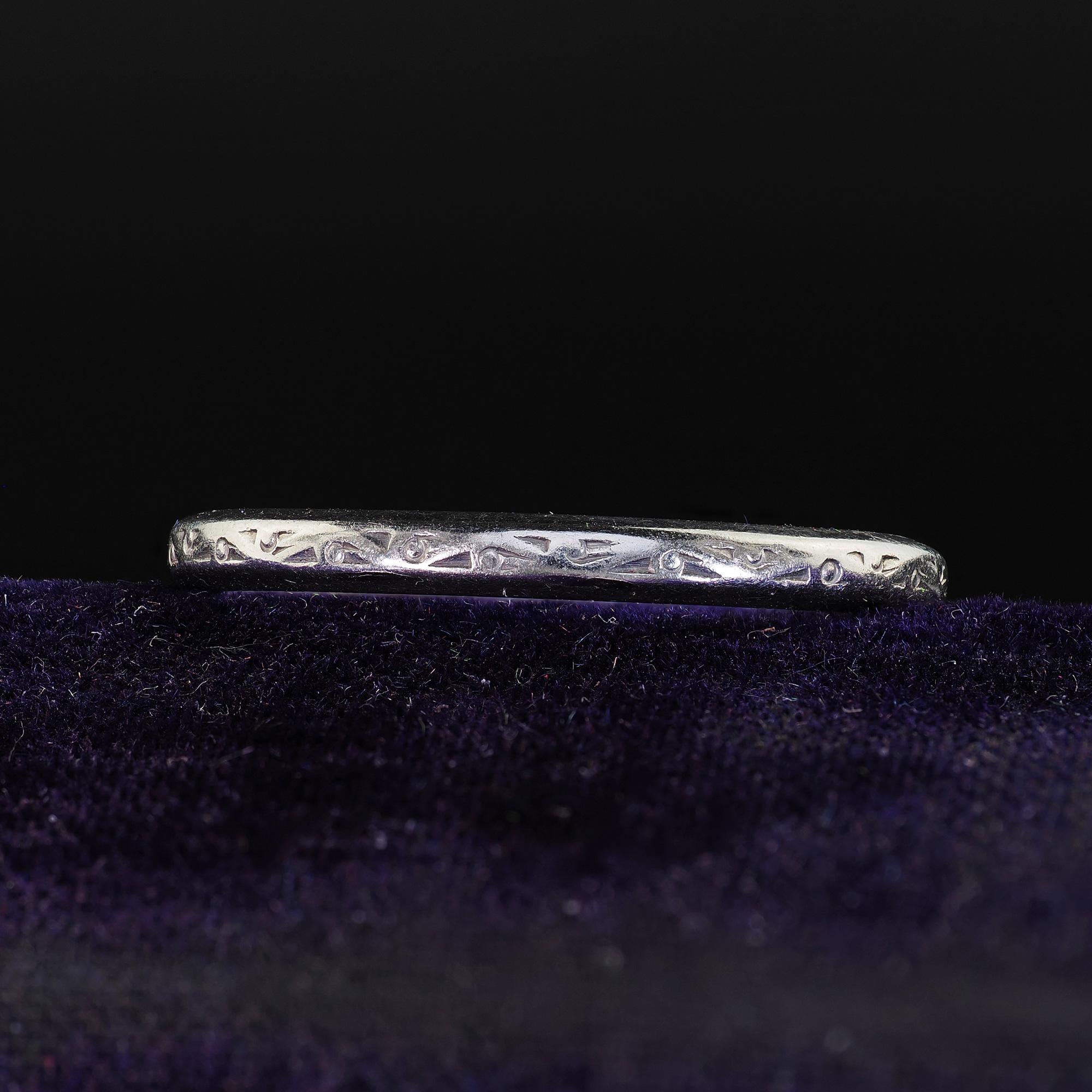 Magnifique alliance ancienne en platine gravée de style Art Deco - Circa 1932. Cette alliance classique gravée Art déco est fabriquée en platine. La bague présente de belles gravures sur le dessus de l'anneau qui font tout le tour et dont