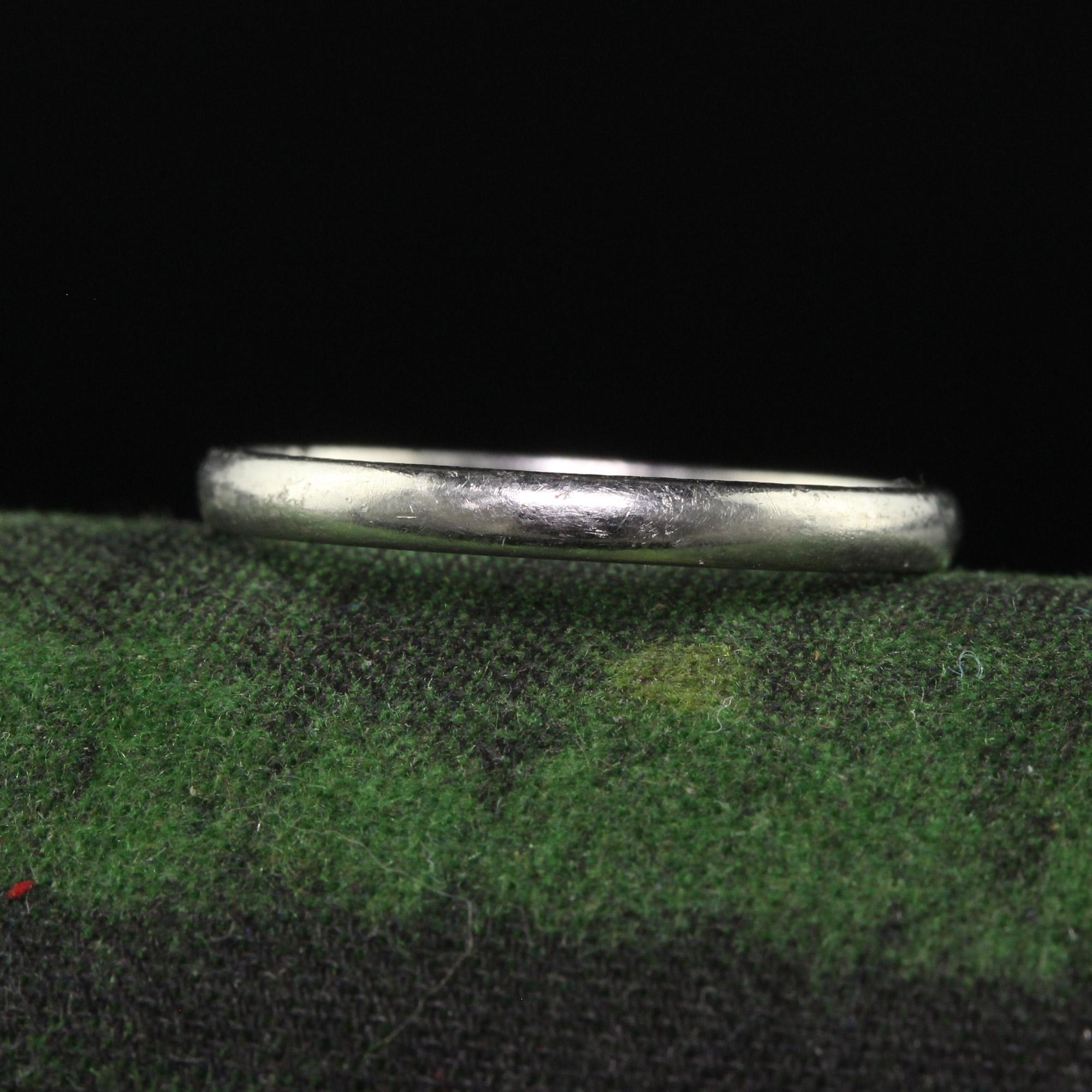 Schöne antike Art Deco Platin Classic Thin Wedding Band - Größe 5 1/4. Diese klassische Ehering ist in Platin gefertigt. Der Ring hat ein klassisches Design um den gesamten Ring und ist dünn genug, um mit anderen Ringen gestapelt zu werden. Der Ring