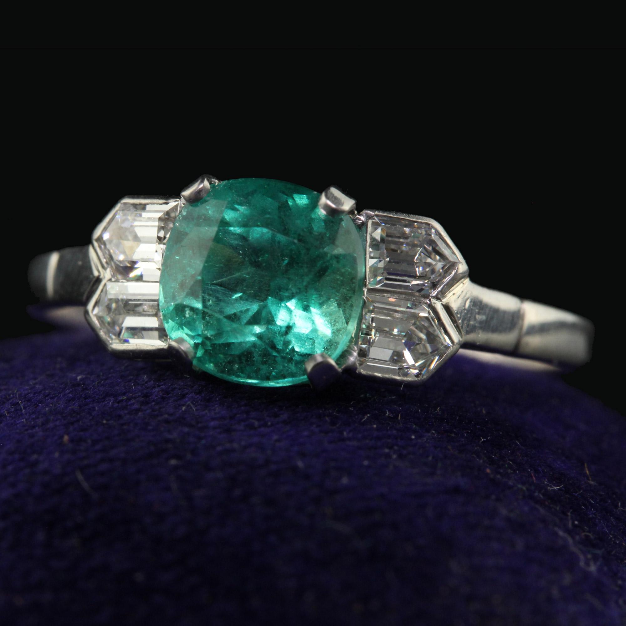 Antique Art Deco Platinum Colombian Emerald and Diamond Engagement Ring In Good Condition For Sale In Great Neck, NY