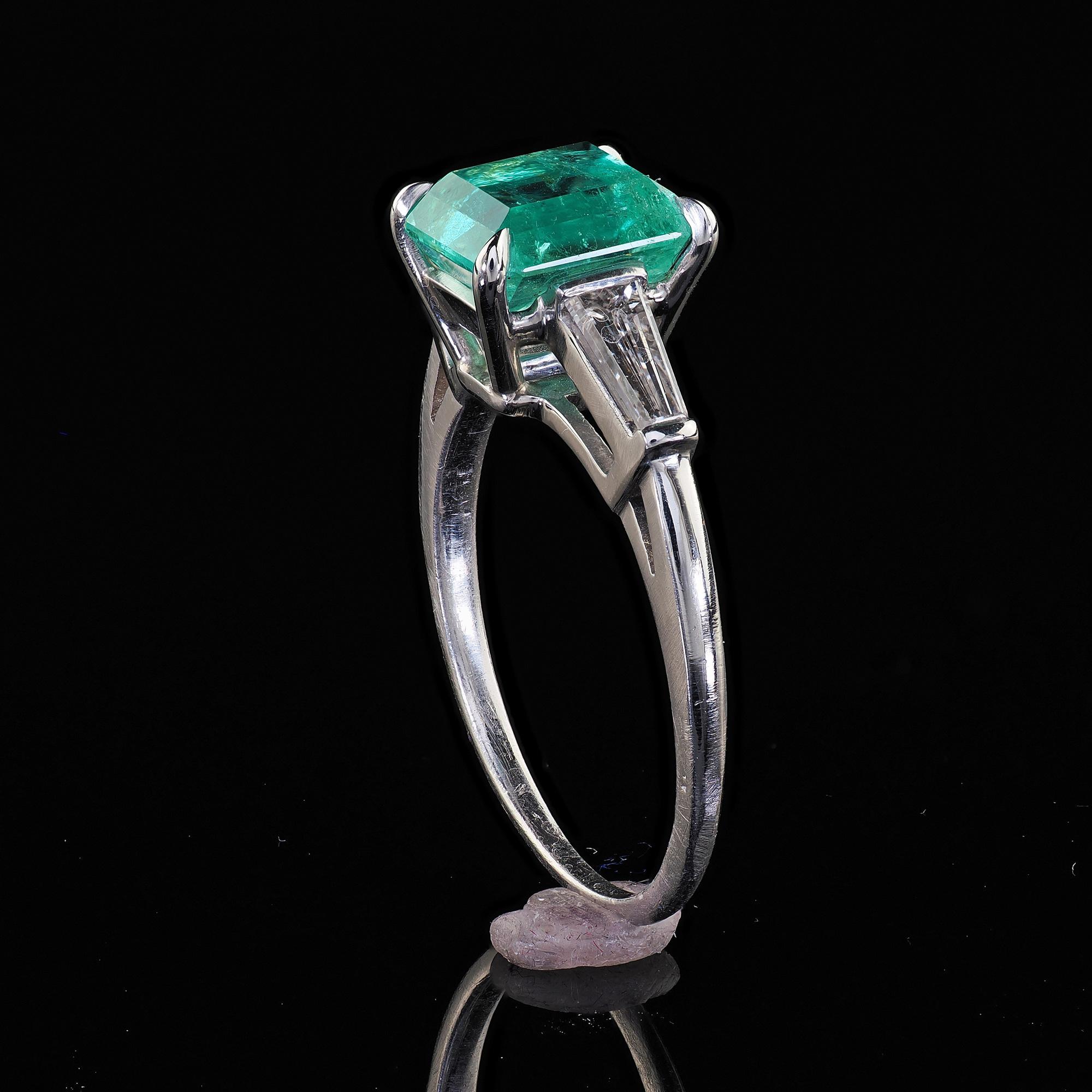Antique Art Deco Platinum Colombian Emerald and Diamond Engagement Ring 3