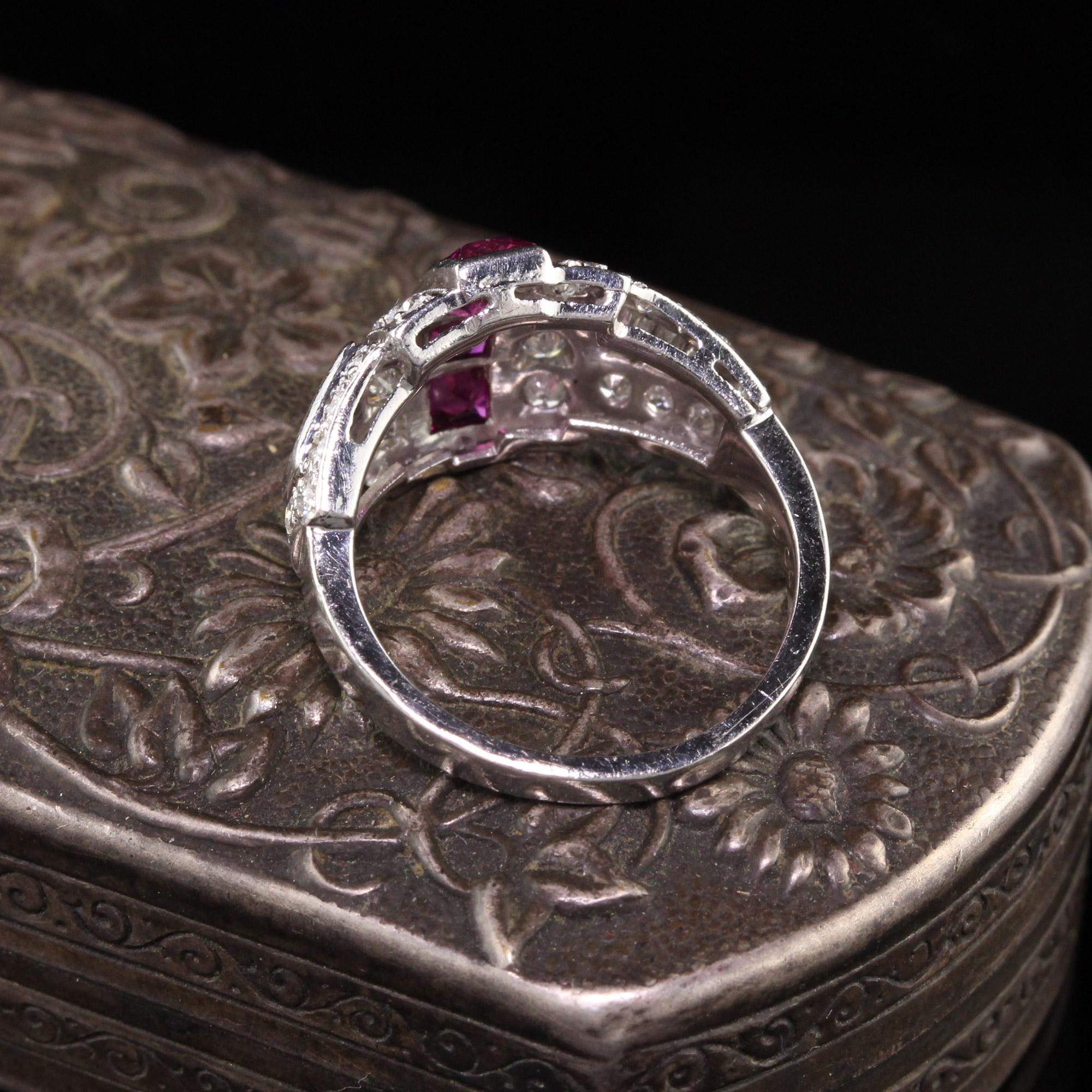 Antiker Art-Déco-Ring aus Platin mit Diamanten und Rubinen im französischen Schliff (Französischer Schliff) im Angebot