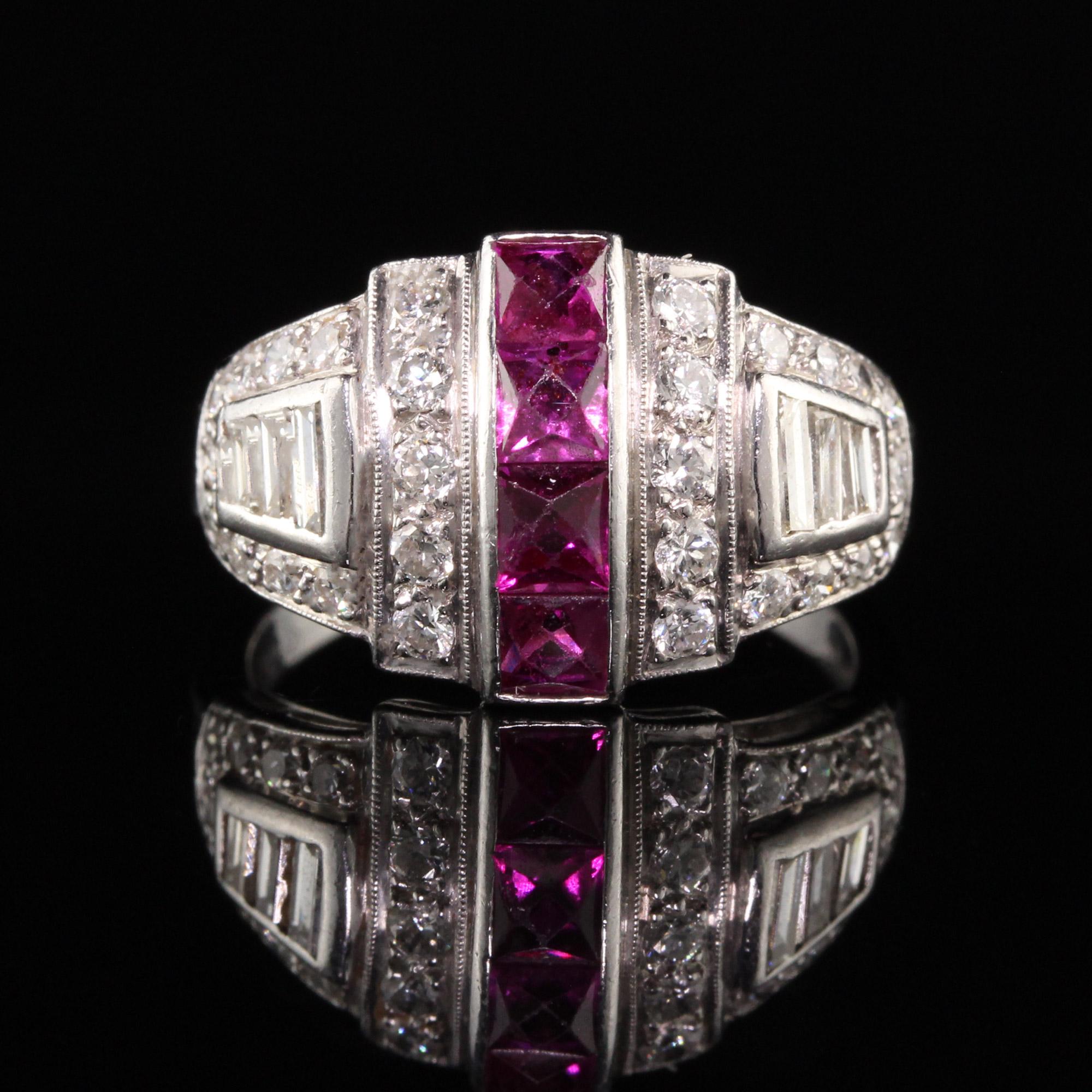 Antiker Art-Déco-Ring aus Platin mit Diamanten und Rubinen im französischen Schliff im Zustand „Gut“ im Angebot in Great Neck, NY