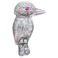 Antiguo broche Art Decó de platino, diamantes y rubíes "Kookaburra" Circa 1925