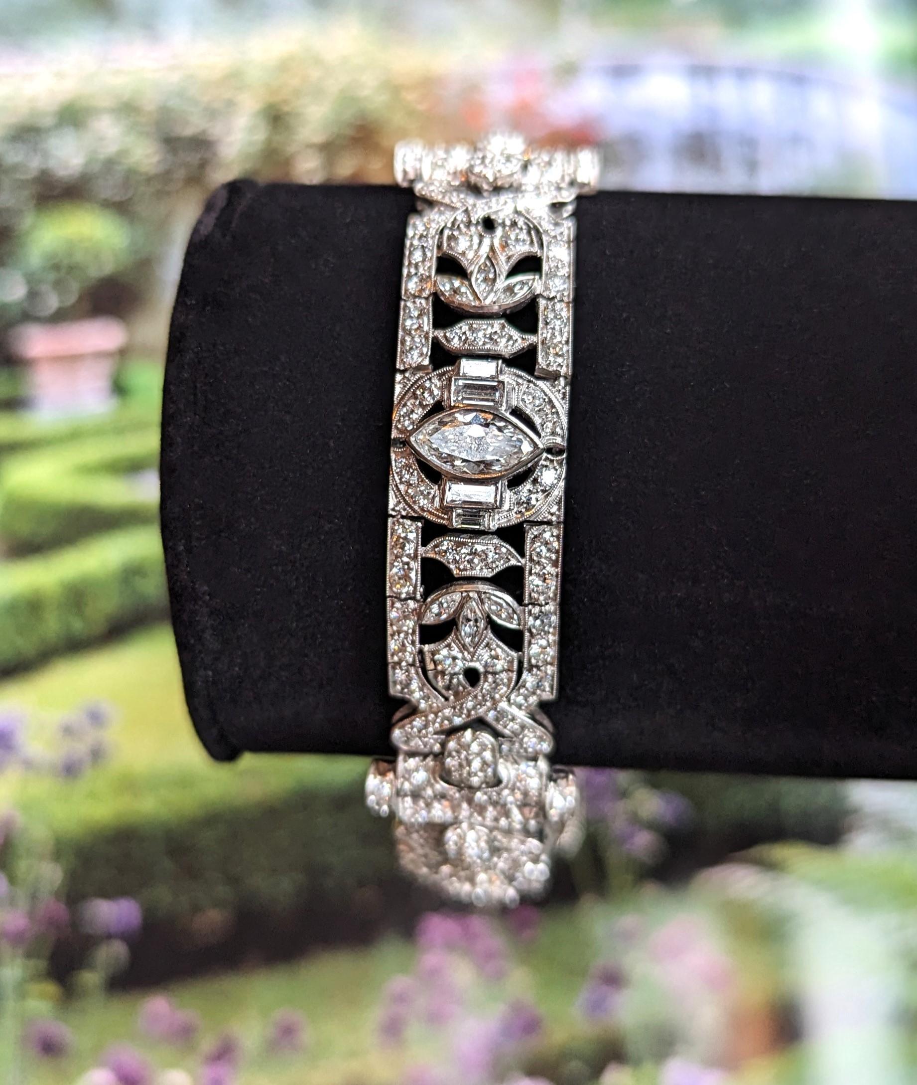 Art-Deco-Diamant-Gliederarmband für Damen aus Platin, nicht gestempelt oder markiert. Gewicht 22,3 Pfenniggewichte, gegossene und handmontierte Konstruktion, glänzende Oberfläche, Verarbeitung mit viel Liebe zum Detail. Die Fassungen sind sicher,