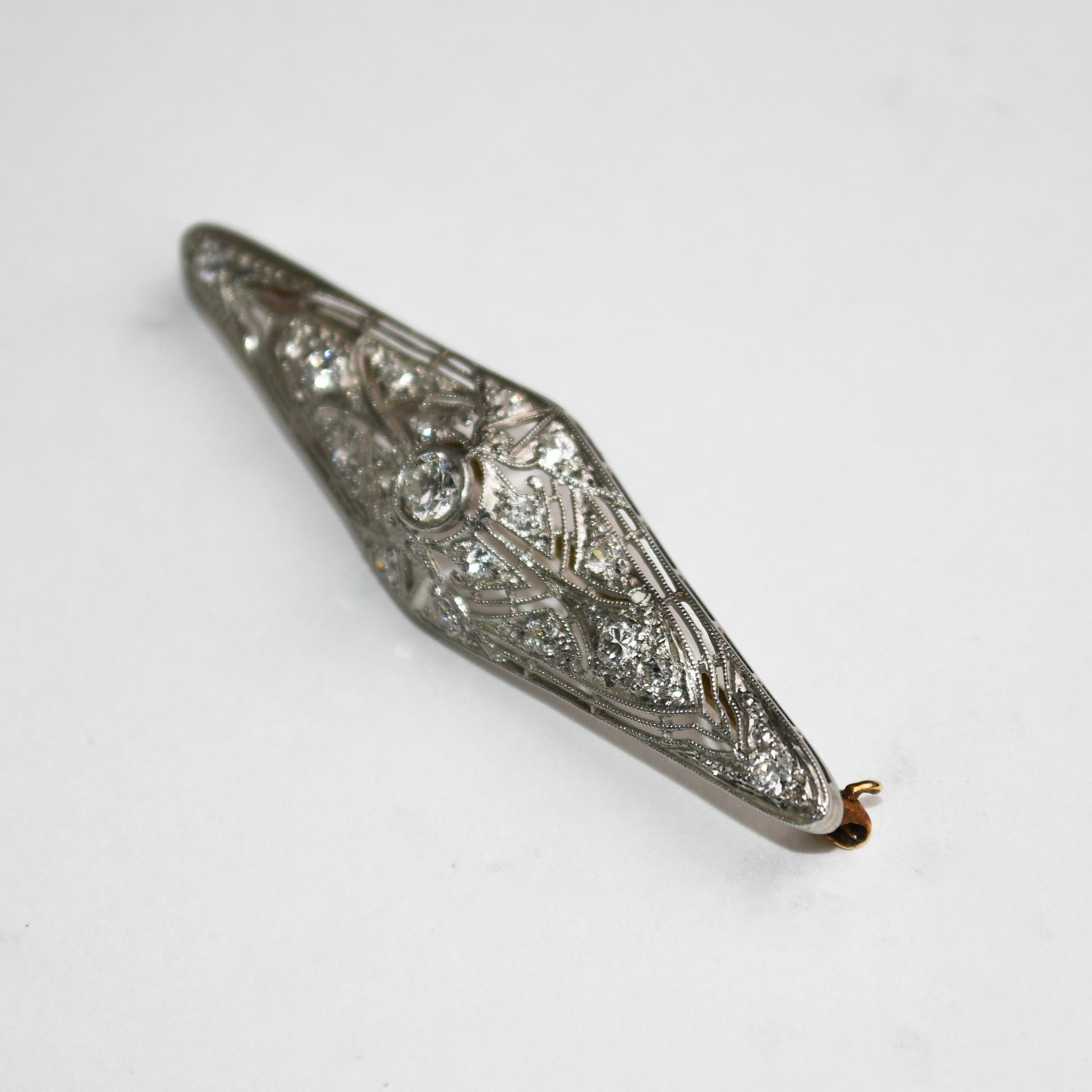 Antiguo broche Art Déco de platino y diamantes 0,75 ct en Excelente estado para la venta en Laguna Beach, CA