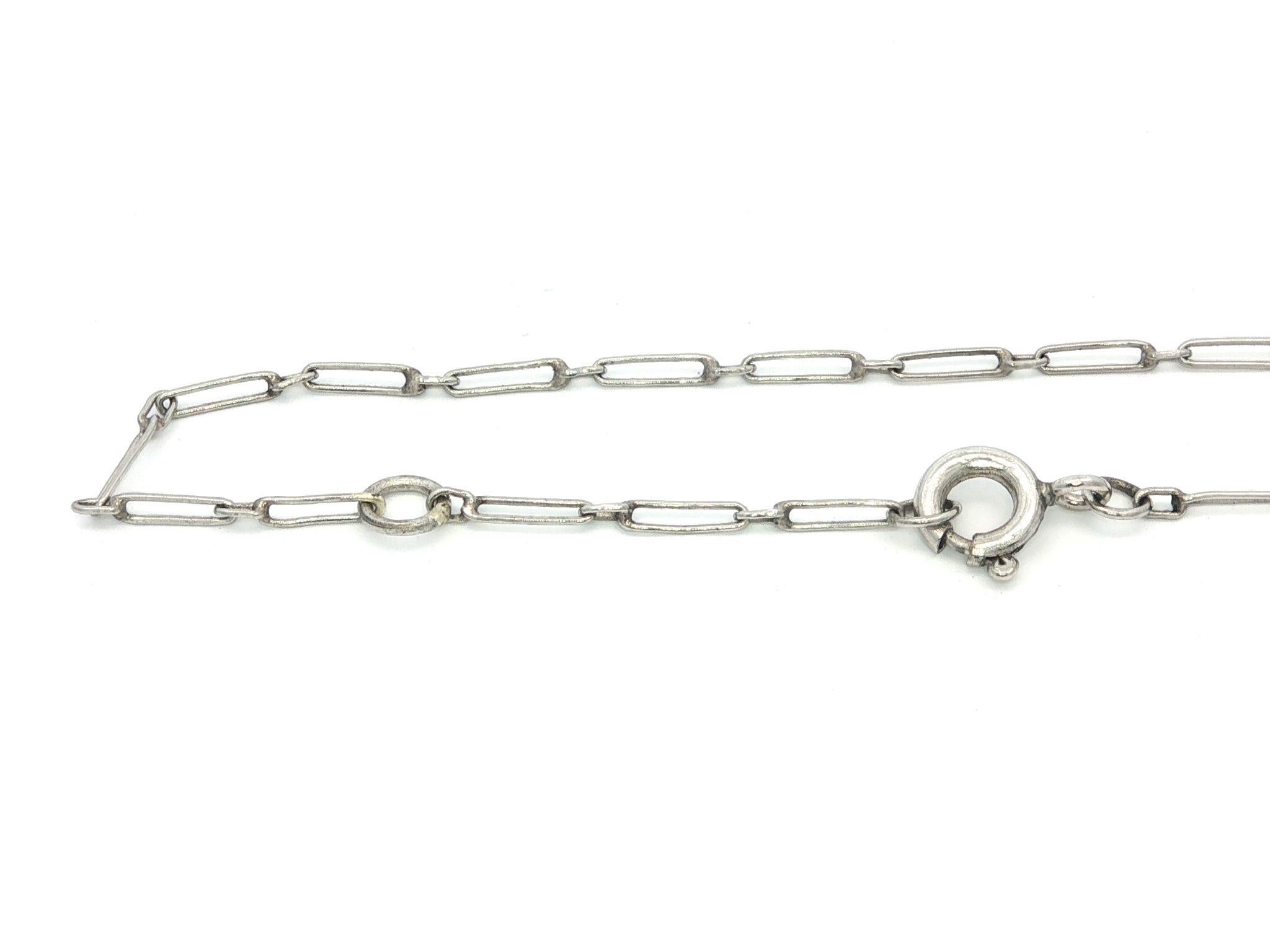 -Pierre(s)
(1) Natural Genuine Diamond - Old European Cut - Pave Set - Nice Brilliant White Diamond- 0.28ctw (exact)
(1) Synthetic Emerald - Lozenge Shape - Milgrain Bezel Set - Green Color - 3.3x2mm (approx.)

MATERIAL : Chaîne en platine massif