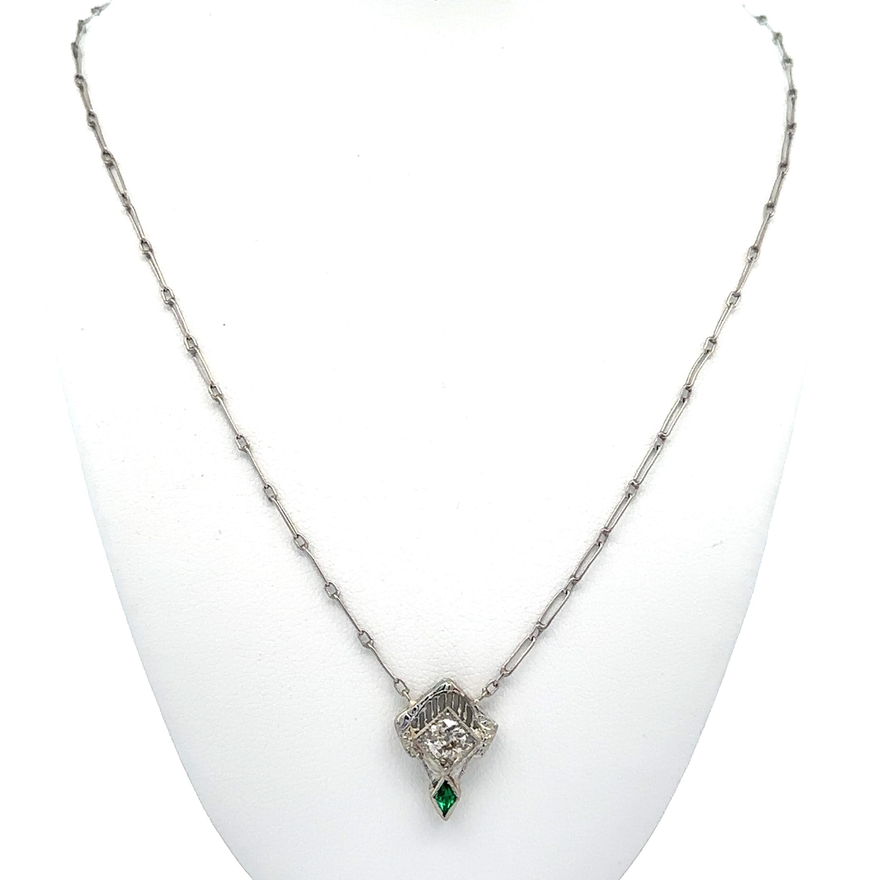 Art déco Pendentif diamant antique en platine Art Deco avec chaîne ajourée faite à la main en vente