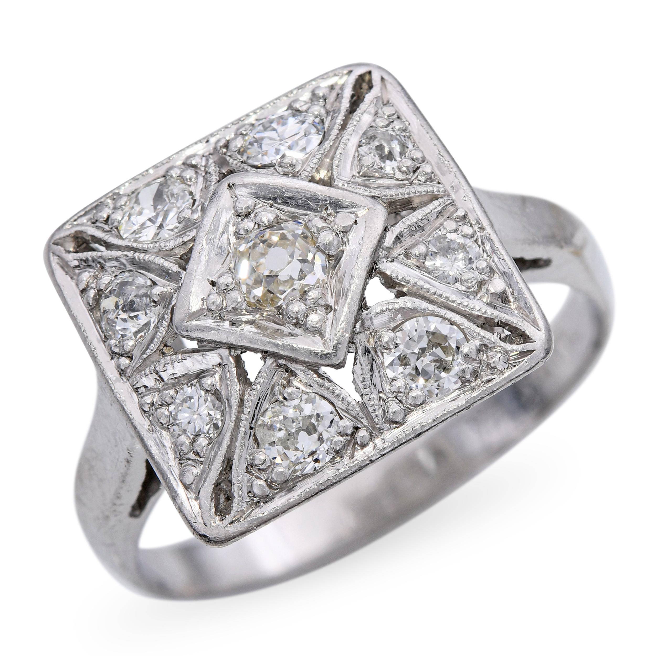 Questo antico anello Art Deco mette in mostra l'eleganza e la precisione geometrica caratteristiche dell'epoca 1920-1930. Realizzato in platino, l'anello presenta un diamante centrale accuratamente incastonato, impreziosito da un'intricata filigrana