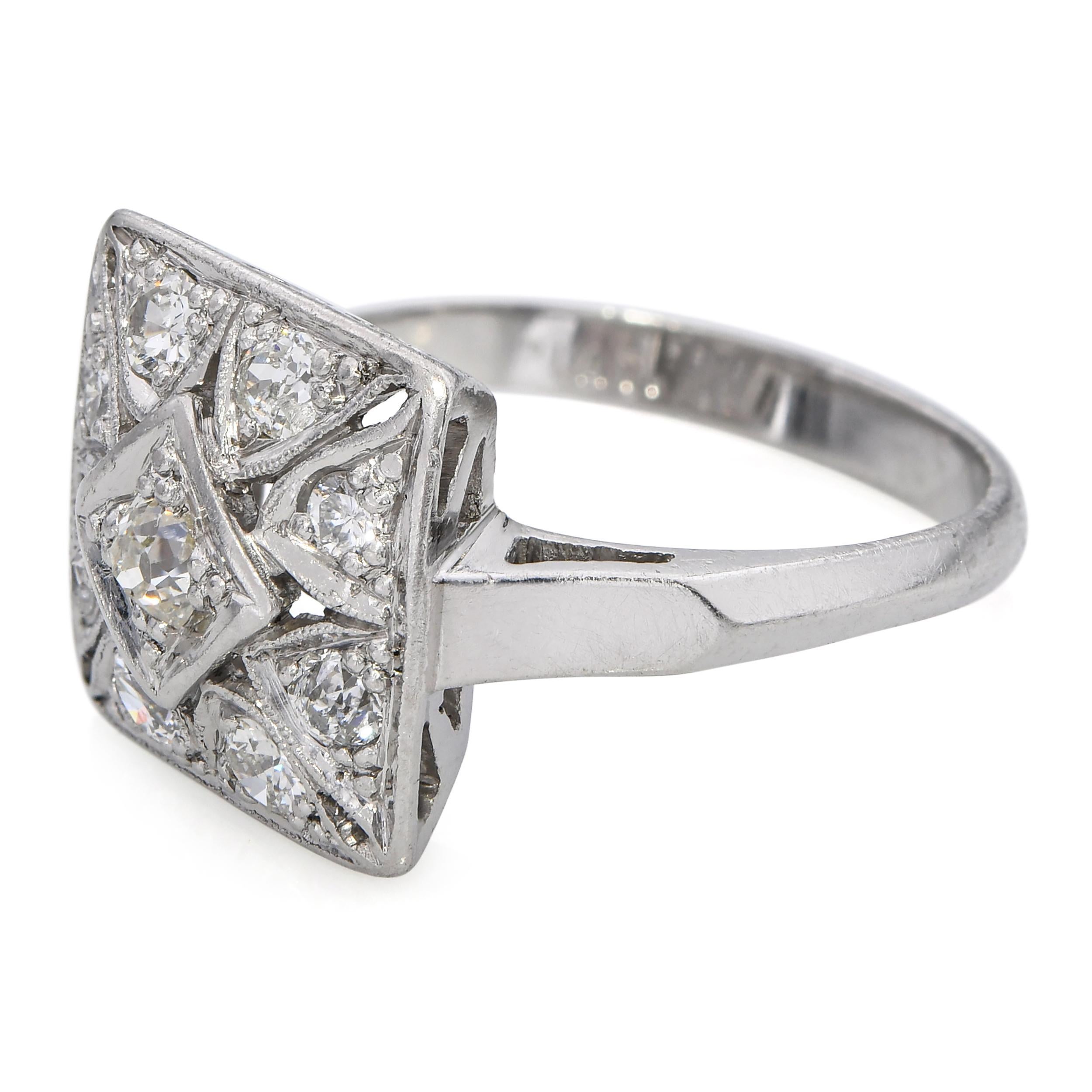 Taglio rotondo Anello di diamanti in platino in stile antico Art Deco in vendita