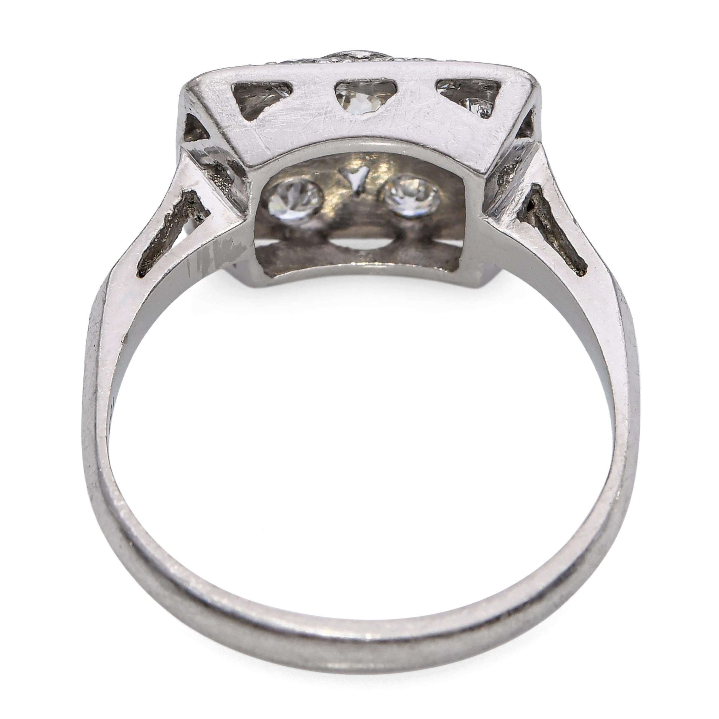 Anello di diamanti in platino in stile antico Art Deco In condizioni buone in vendita a New York, NY