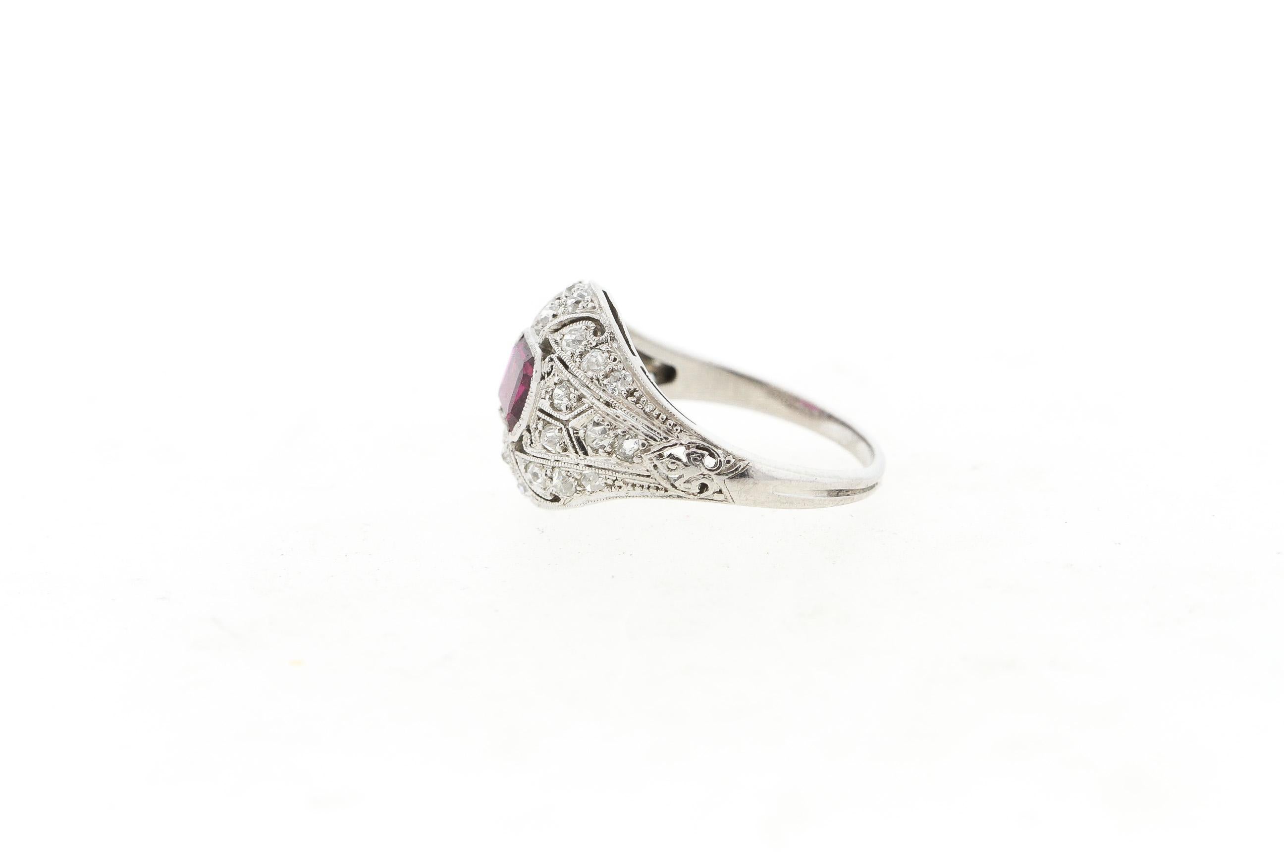 Antiker Art Deco Platin Diamant Rubin Ring im Zustand „Gut“ im Angebot in New York, NY